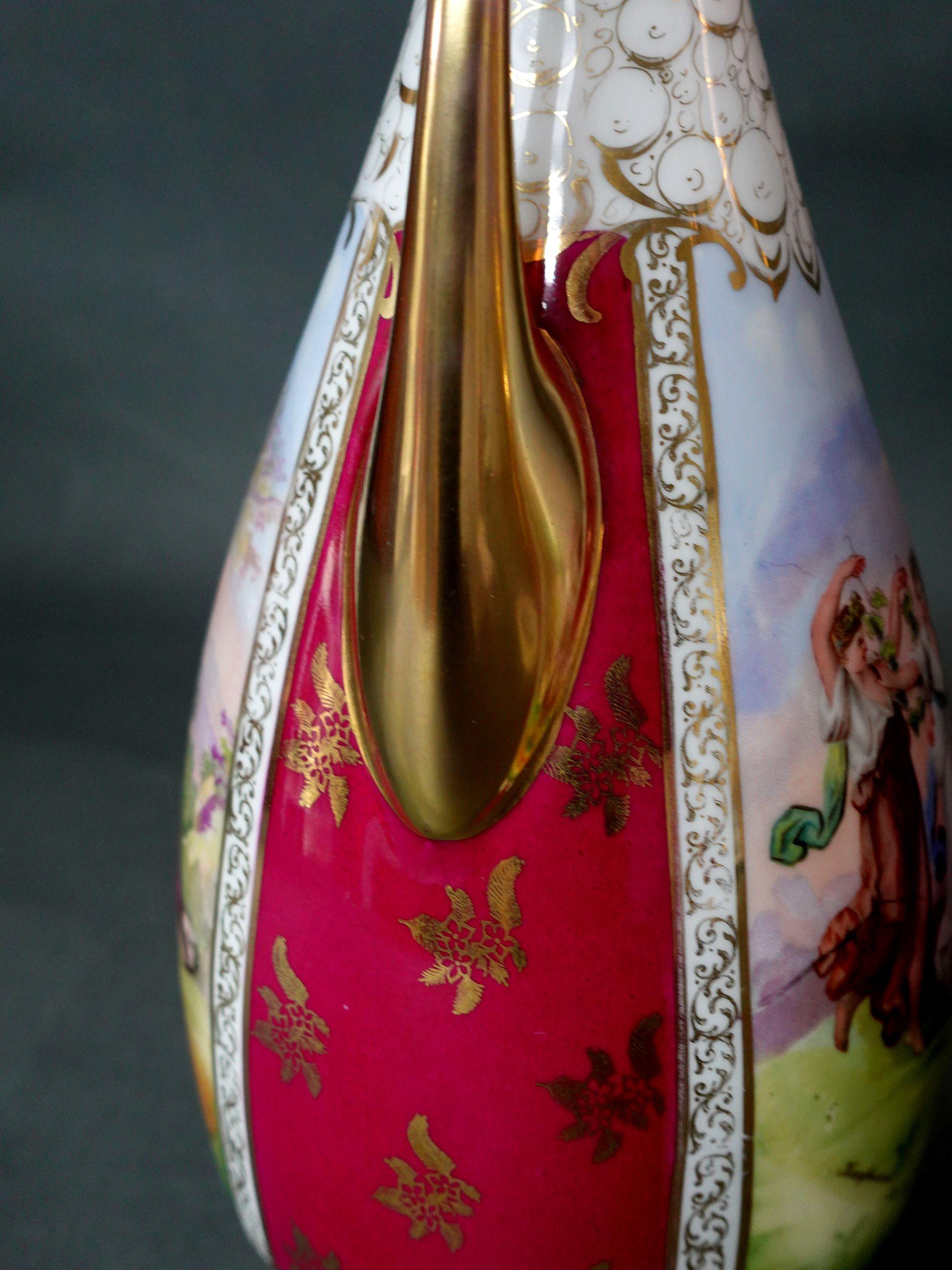 Paire de vases autrichiens victoriens anciens Amorous des années 1890 « Marqués » en vente 1