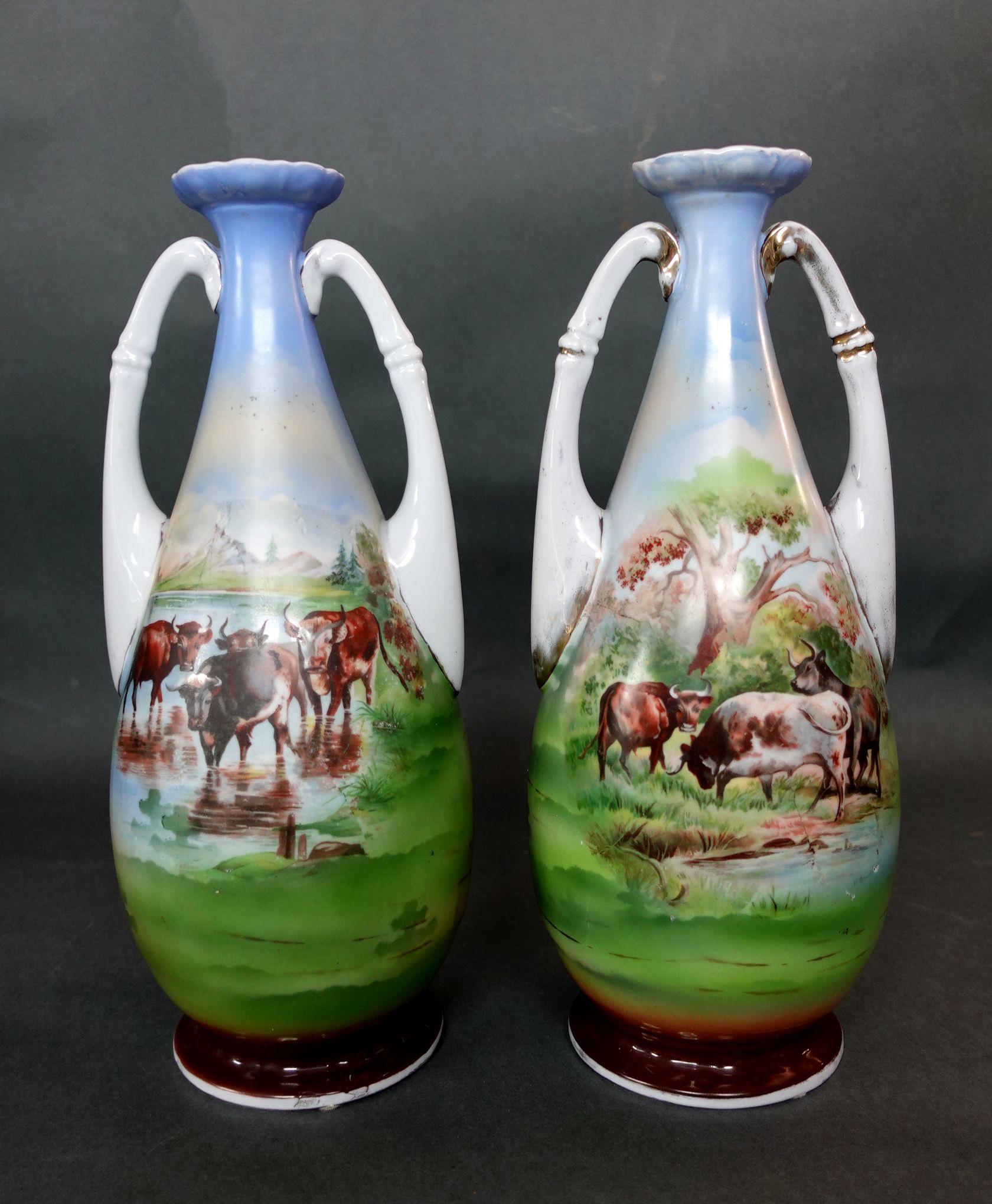 Antike 1890er Jahre Paar Victoria Österreich Vase. Bestehend aus österreichischen Porzellanvasen mit handgemalten, dekorativen Szenen von Viehtränken. Maße: Höhe 14 Zoll.
 