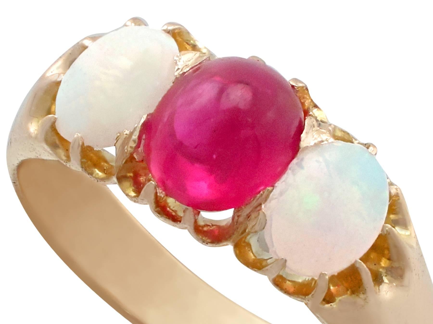 Antike 1890er Cabochon Cut Rubin und Opal Gelbgold Trilogie Ring (Viktorianisch) im Angebot