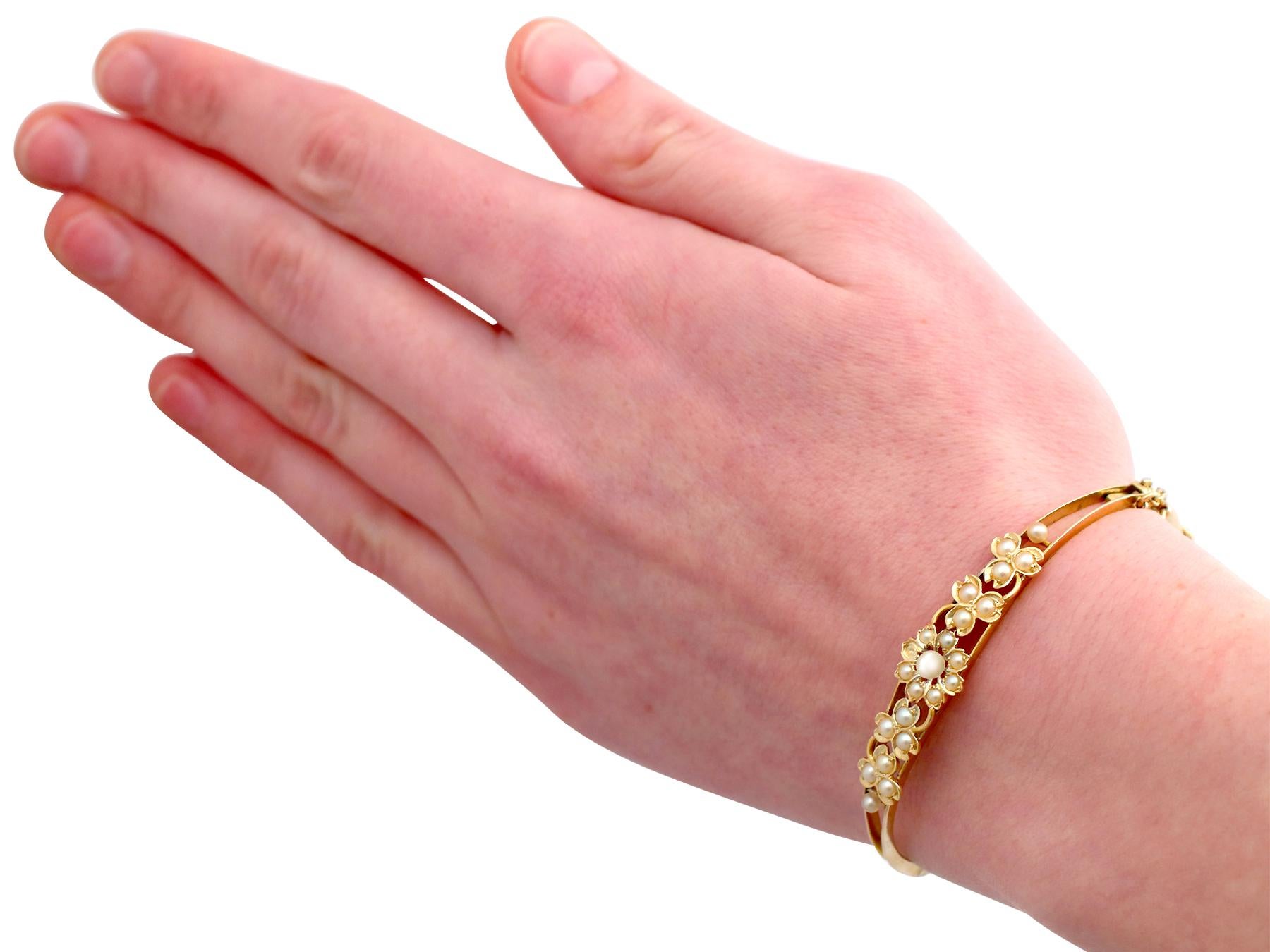 Bracelet jonc ancien en or jaune et perles de rocaille des années 1890 en vente 3