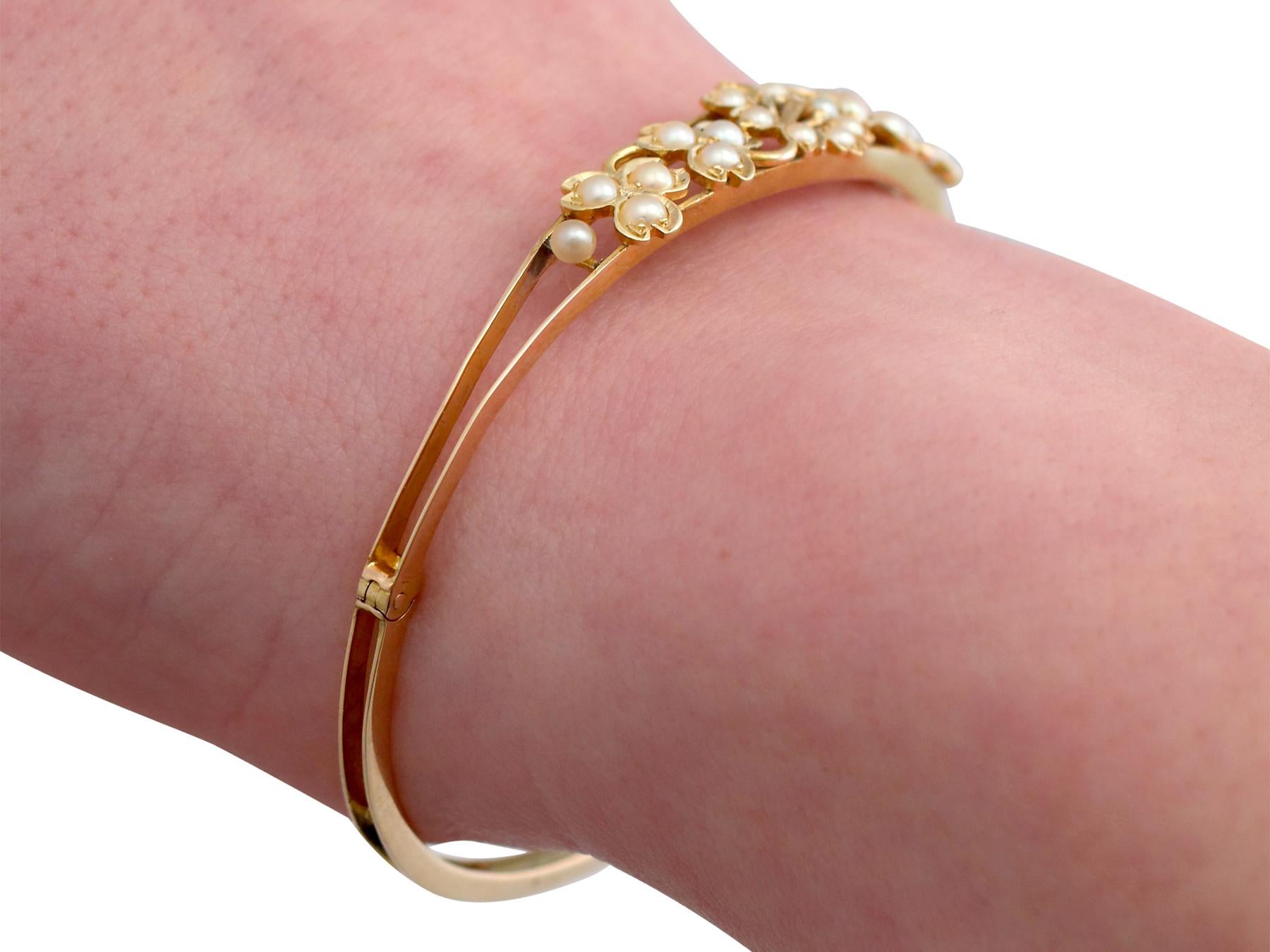 Bracelet jonc ancien en or jaune et perles de rocaille des années 1890 en vente 4