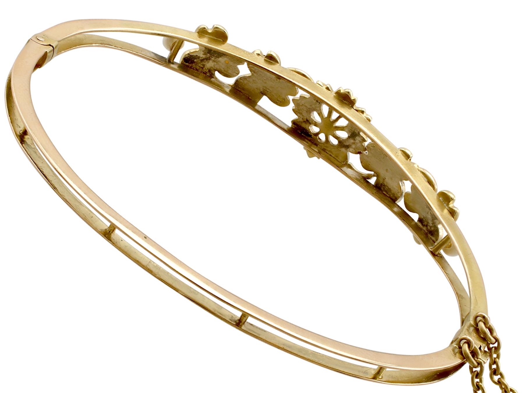 Bracelet jonc ancien en or jaune et perles de rocaille des années 1890 Pour femmes en vente