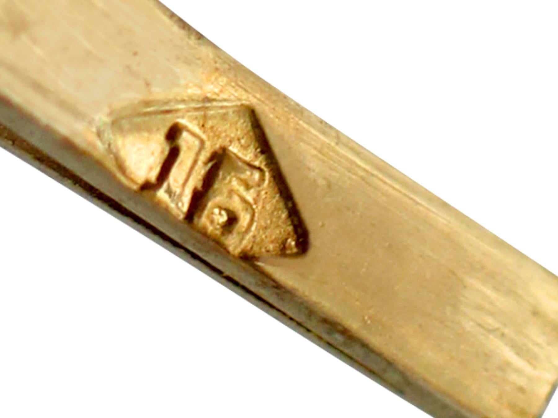 Bracelet jonc ancien en or jaune et perles de rocaille des années 1890 en vente 1