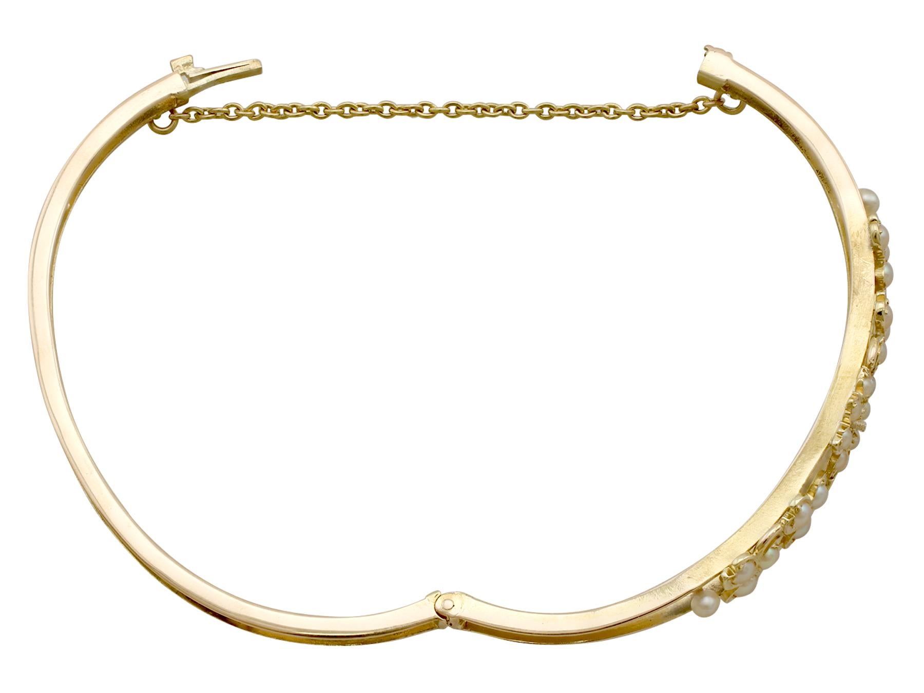 Bracelet jonc ancien en or jaune et perles de rocaille des années 1890 en vente 2