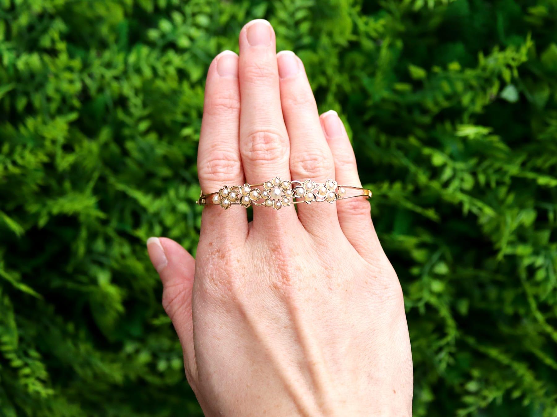 Un beau et impressionnant bracelet victorien ancien en perles de rocaille et or jaune 15 carats, qui fait partie de nos collections de bijoux anciens et de bijoux de succession.

Ce bracelet en perles de rocaille, fin et impressionnant, a été