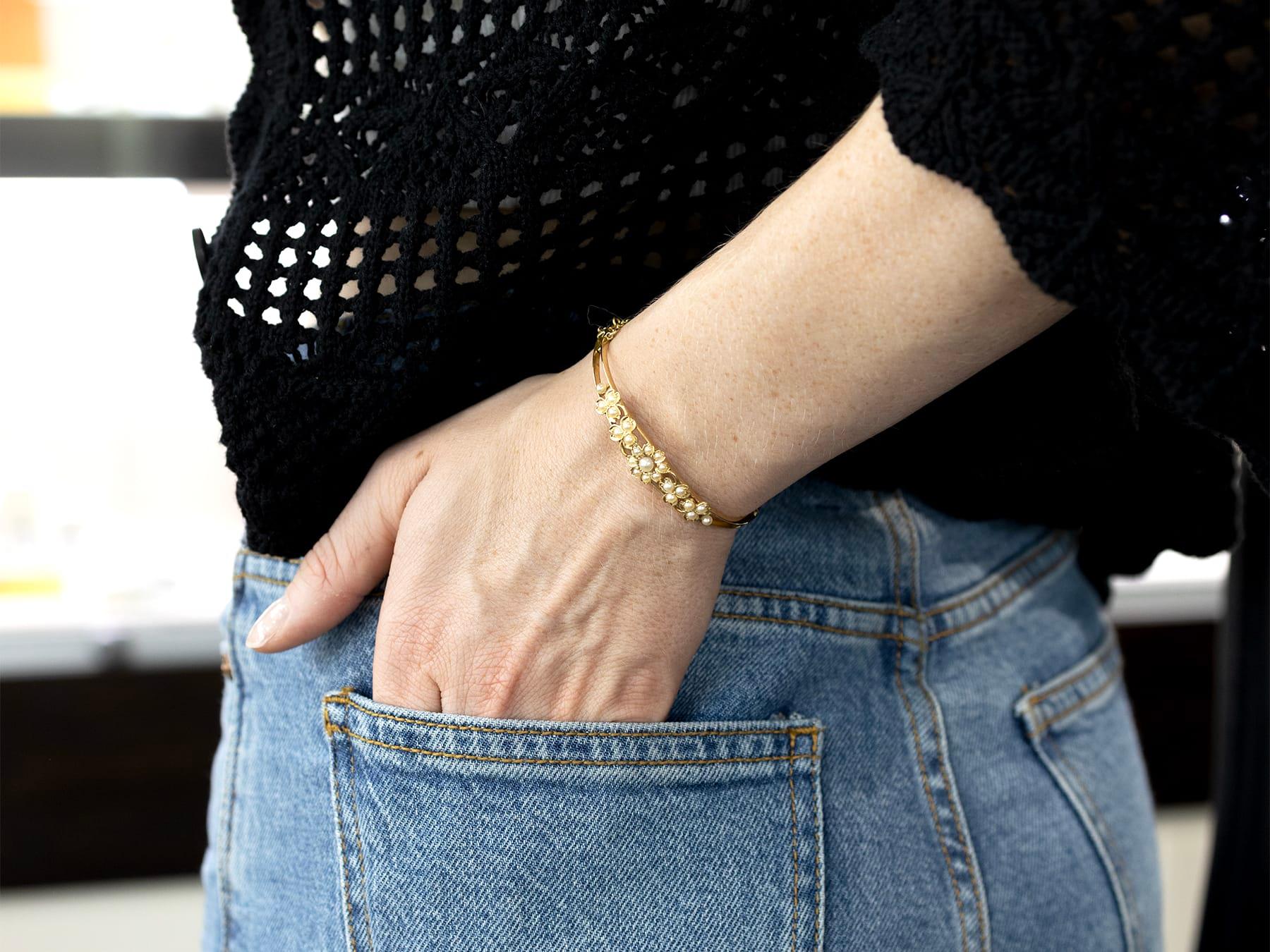 Non taillé Bracelet jonc ancien en or jaune et perles de rocaille des années 1890 en vente