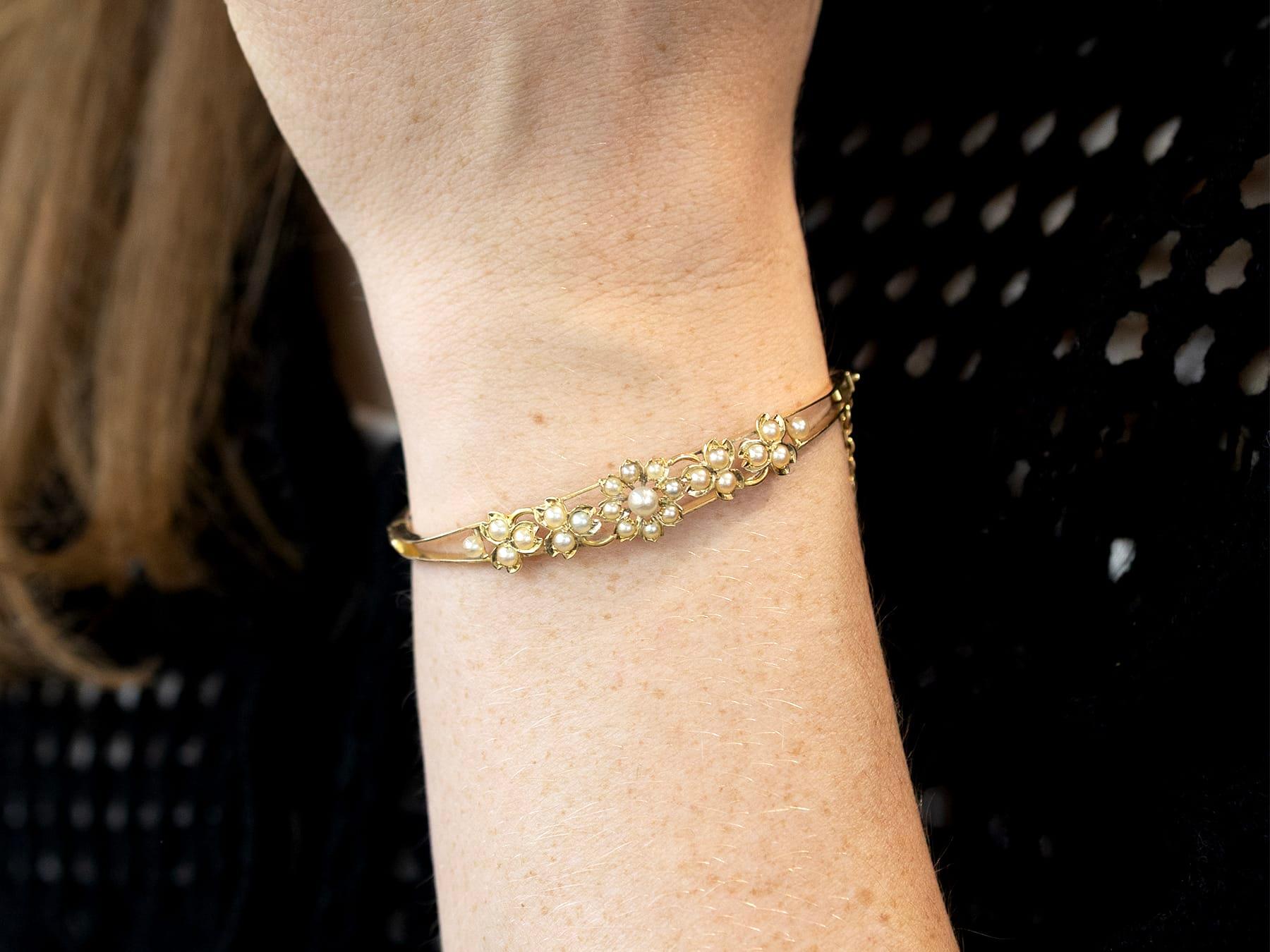 Bracelet jonc ancien en or jaune et perles de rocaille des années 1890 Excellent état - En vente à Jesmond, Newcastle Upon Tyne