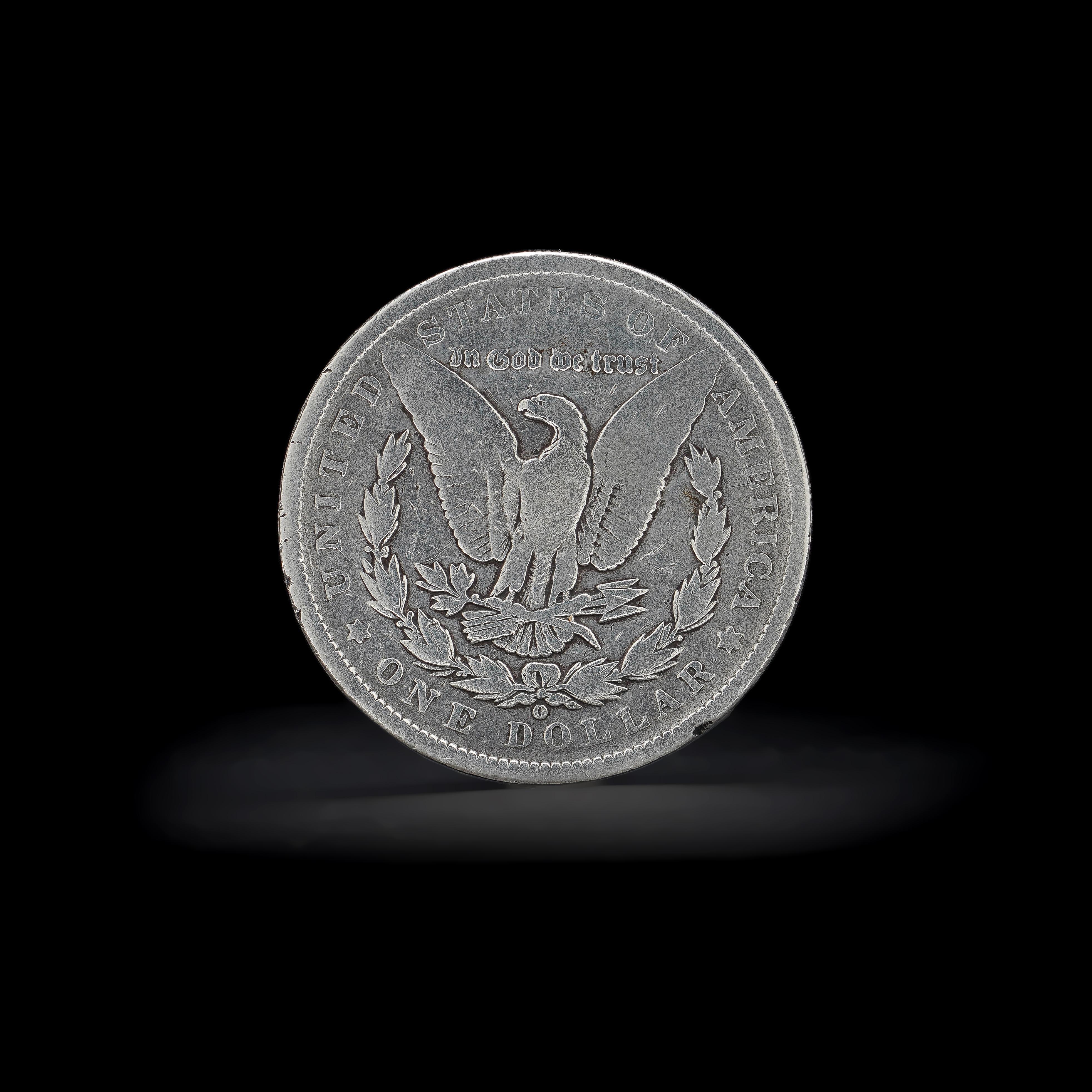 Antiker 1891 O Morgan Dollar.
Feingehalt Silber: 900/1000
Hergestellt in den USA, 1891
Münze: New Orleans
Wird mit einem Reinheitszertifikat für Silber geliefert.  

1878 ist das erste Jahr der beliebten Morgan-Dollar-Serie. 

Der Morgan Dollar ist