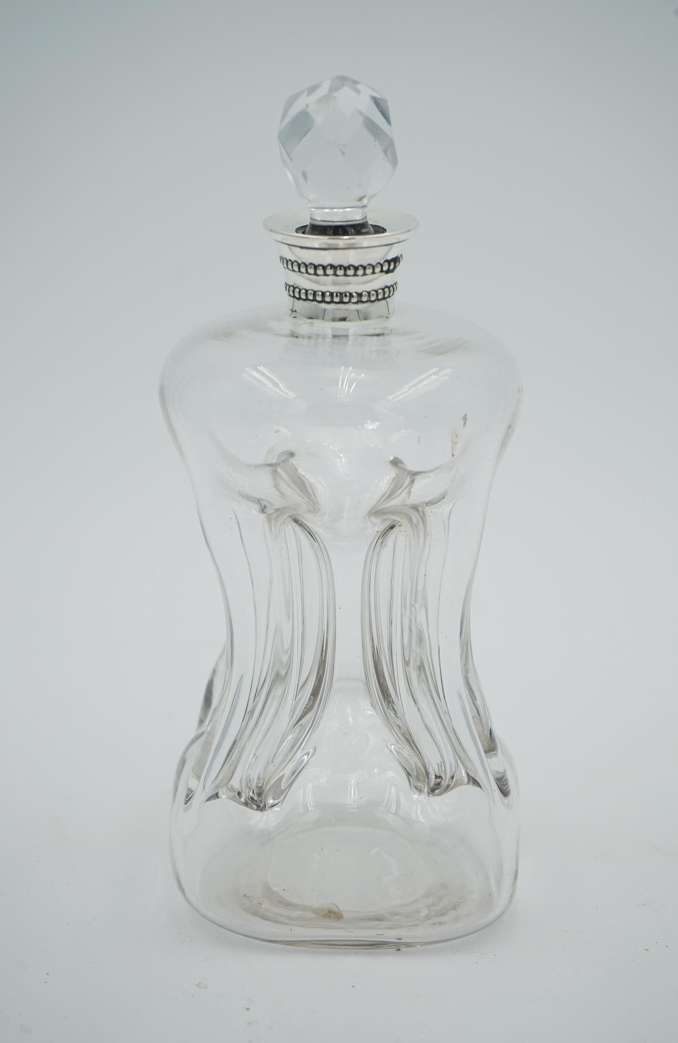 
Antigüedades de Londres



Estamos encantados de poner a la venta esta Antigua Jarra de plata de ley de 1891 de William Hutton & Sons London, que combina con elegancia la artesanía victoriana con un diseño funcional, mostrando el apreciado legado