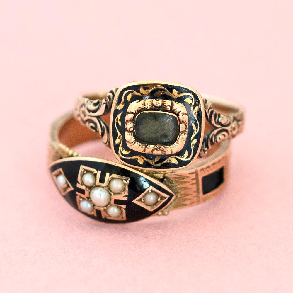 Dieser außergewöhnliche spätviktorianische Trauerring, gestempelt für Chester, 1897, ist ein schön erhaltenes Beispiel für sentimentalen Schmuck aus dieser Zeit. Der Ring aus reichhaltigem 9-karätigem Gelbgold hat eine navettenförmige Fläche, die