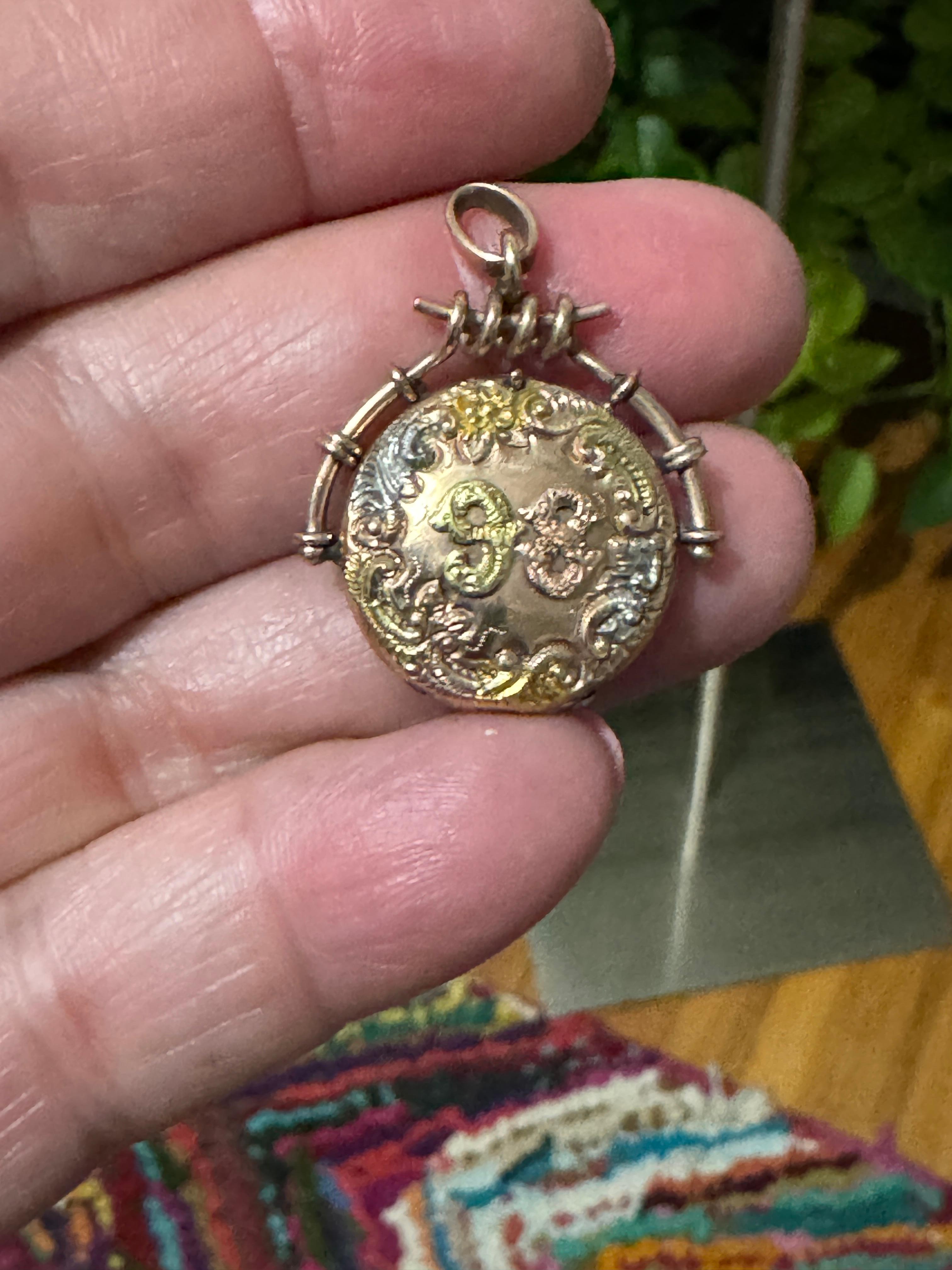 Antikes antikes 1898 Medaillon Dreifarbiges Gold viktorianisches Parfüm im Angebot 3