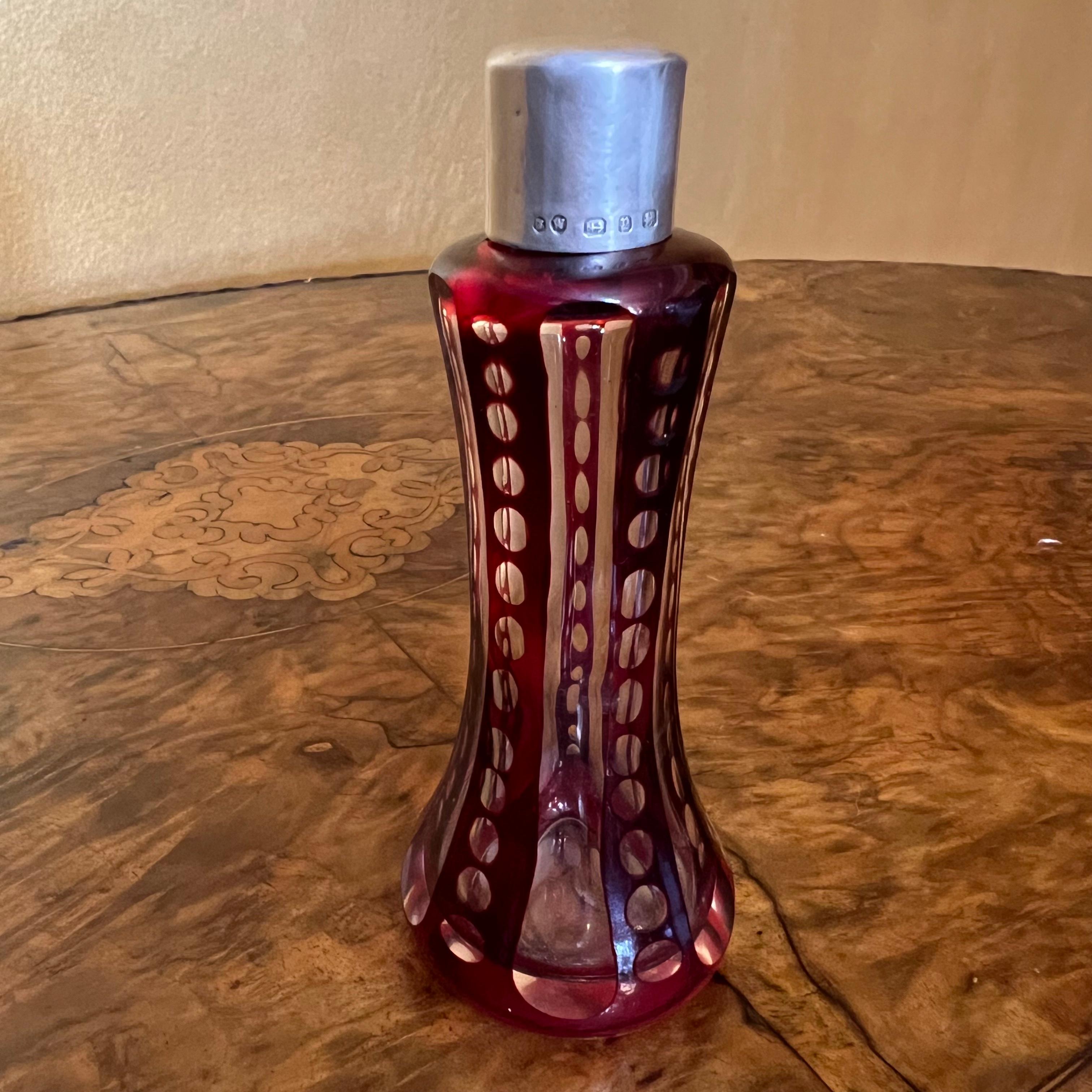 Antique 1898 Sterling Silver Red Glass Perfume Bottle In Good Condition For Sale In EDENSOR PARK, NSW