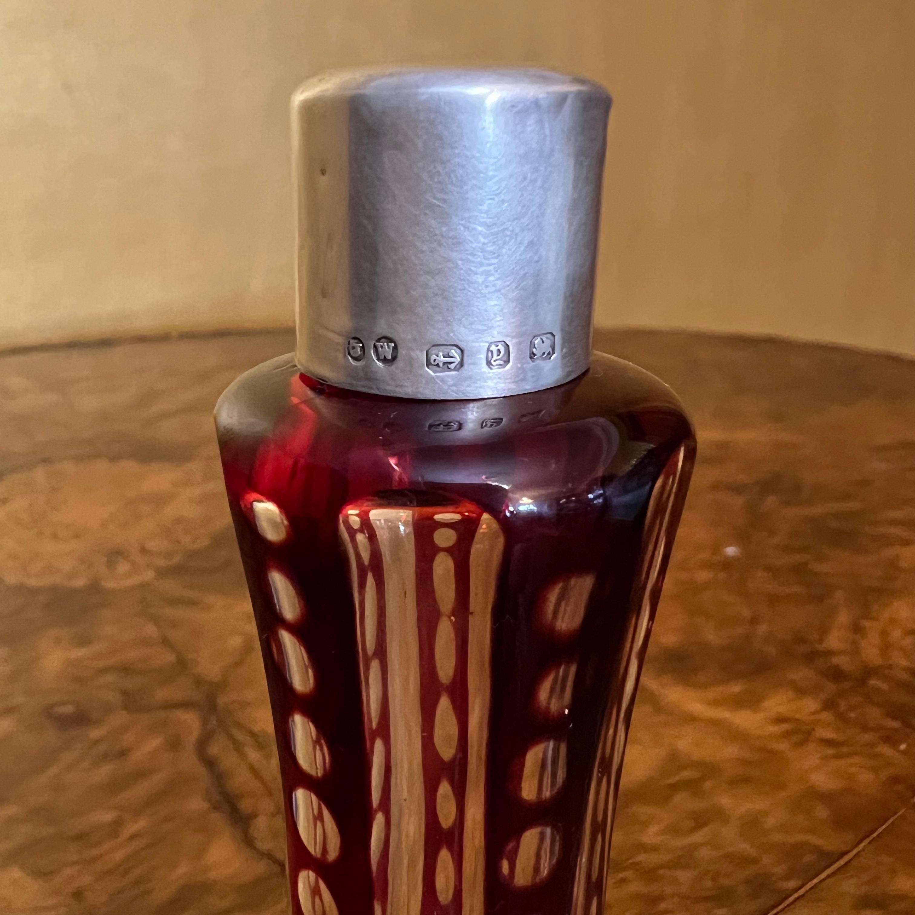 Antike Parfümflasche aus rotem Sterlingsilber aus dem Jahr 1898 (19. Jahrhundert) im Angebot