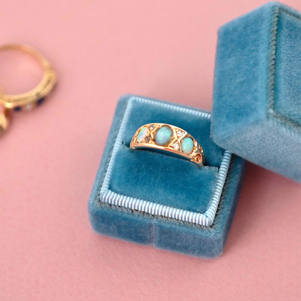 Antiker 1899 Opal-Diamant-Ring aus 18 Karat Gold (Cabochon)