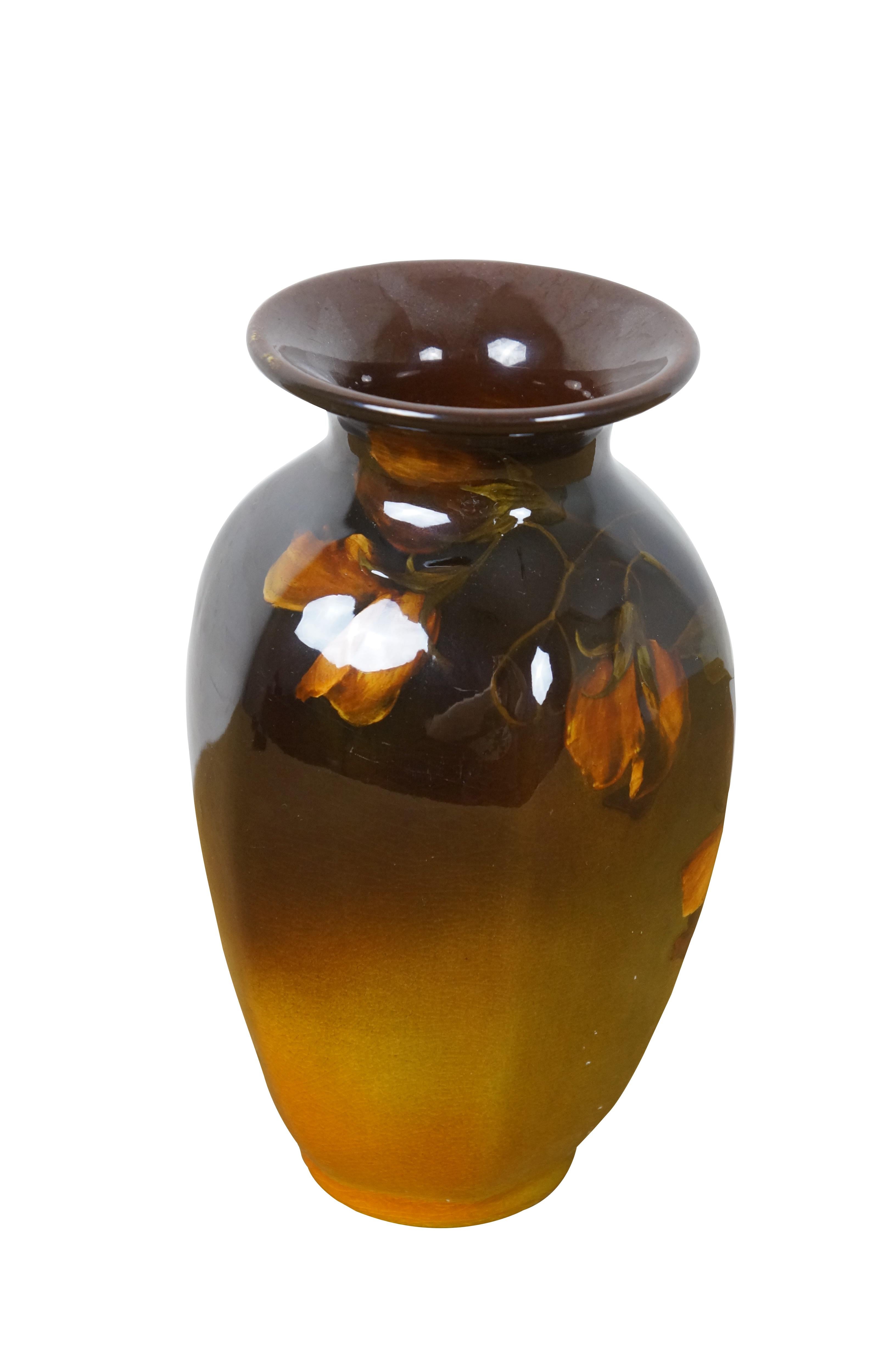 Ancien vase à fleurs en céramique 705 de 1899 de Rookwood Pottery par Edward Timothy Hurley.  Vase de style simple avec une base effilée et une bouche évasée, décoré d'un ombré vert doré à brun foncé et peint sous la glaçure avec des fleurs