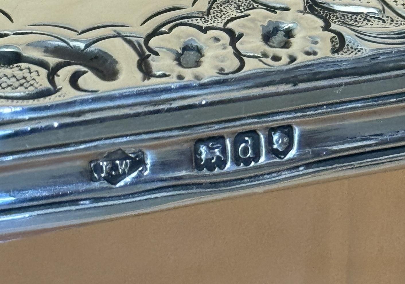 Casa Reale Antiquariato

Royal House Antiques è lieta di offrire in vendita questo splendido portagioie in argento massiccio del 1899, realizzato a Londra, con il top in rilievo di Frederick Wick.

Il corpo principale è in cristallo tagliato e la