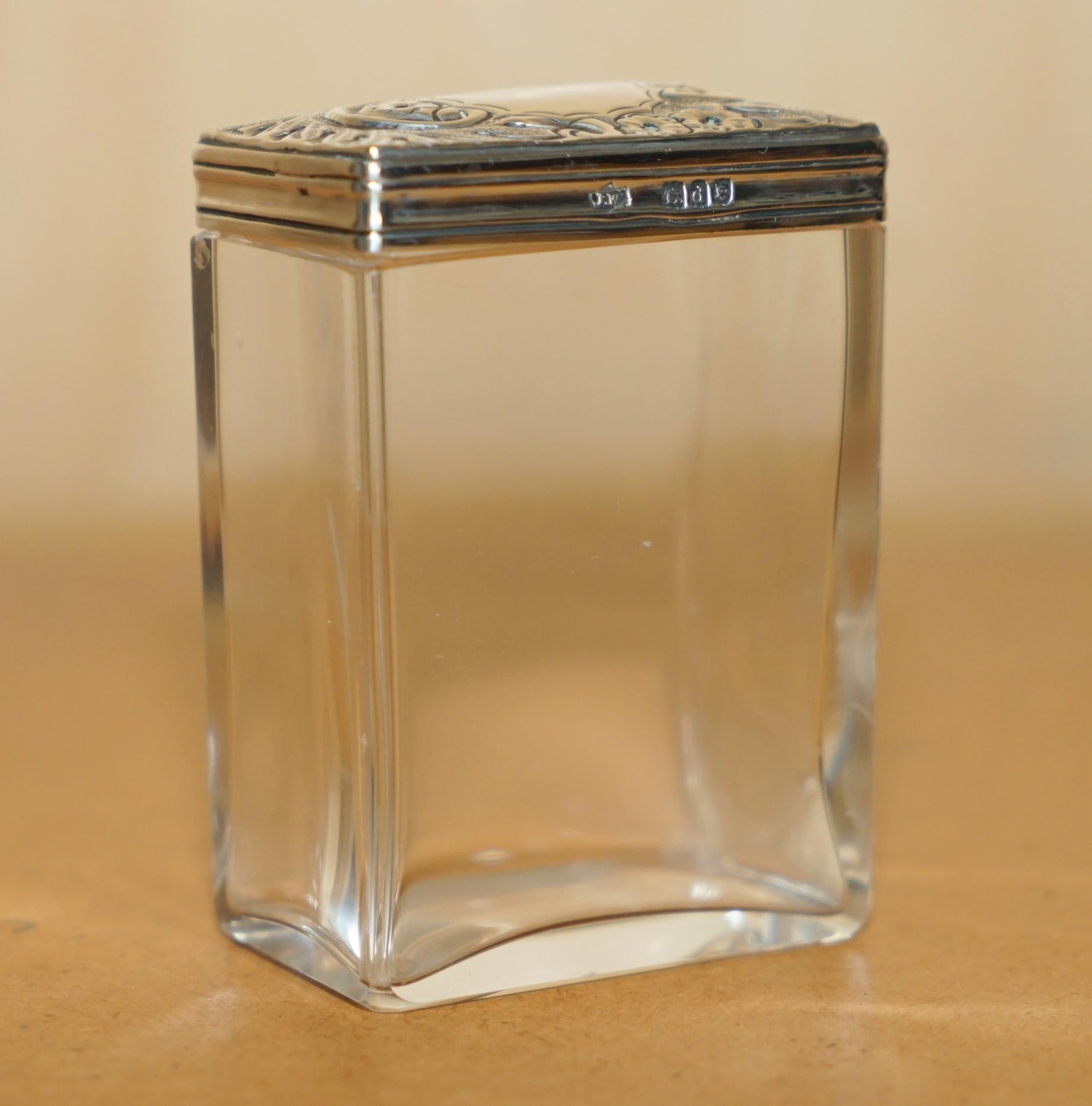 Tardo vittoriano ANTICO VASO DA TRIONFO IN ARGENTO STERLINGO E VETRO FREDERICK WICK & SONS del 1899 in vendita