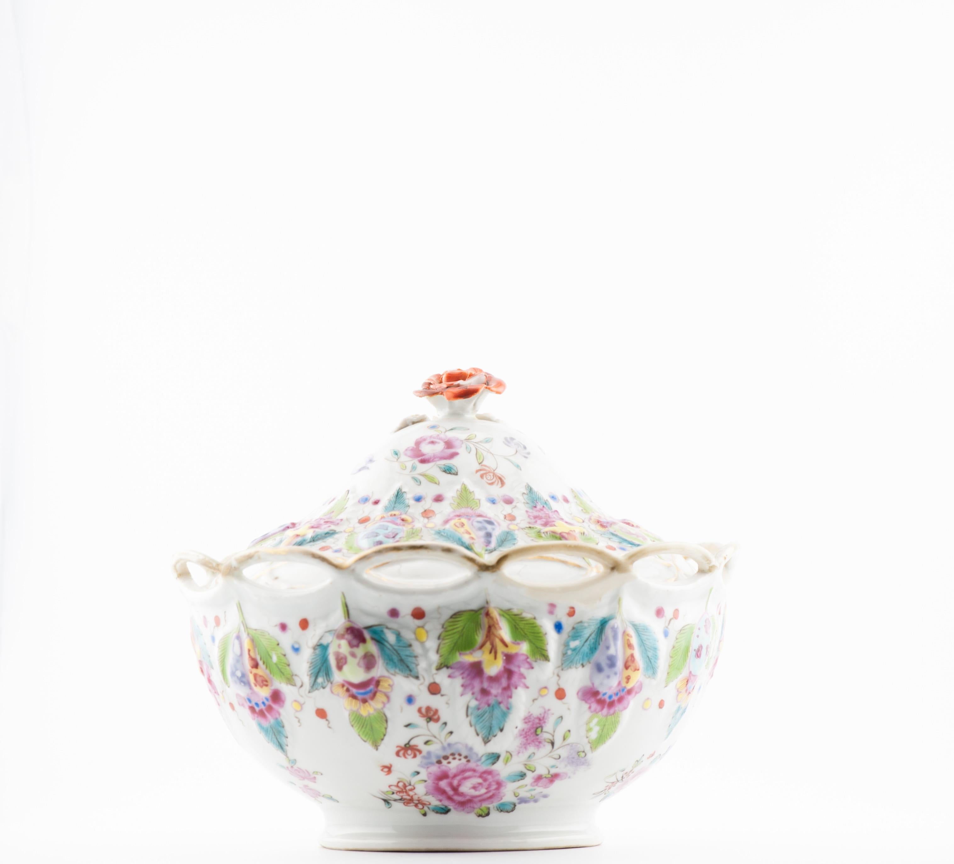 Antike chinesische FAMILLE ROSE 'FRUIT-AND-FESTOON MOLDED' OVAL TUREEN China, 18C im Angebot 6