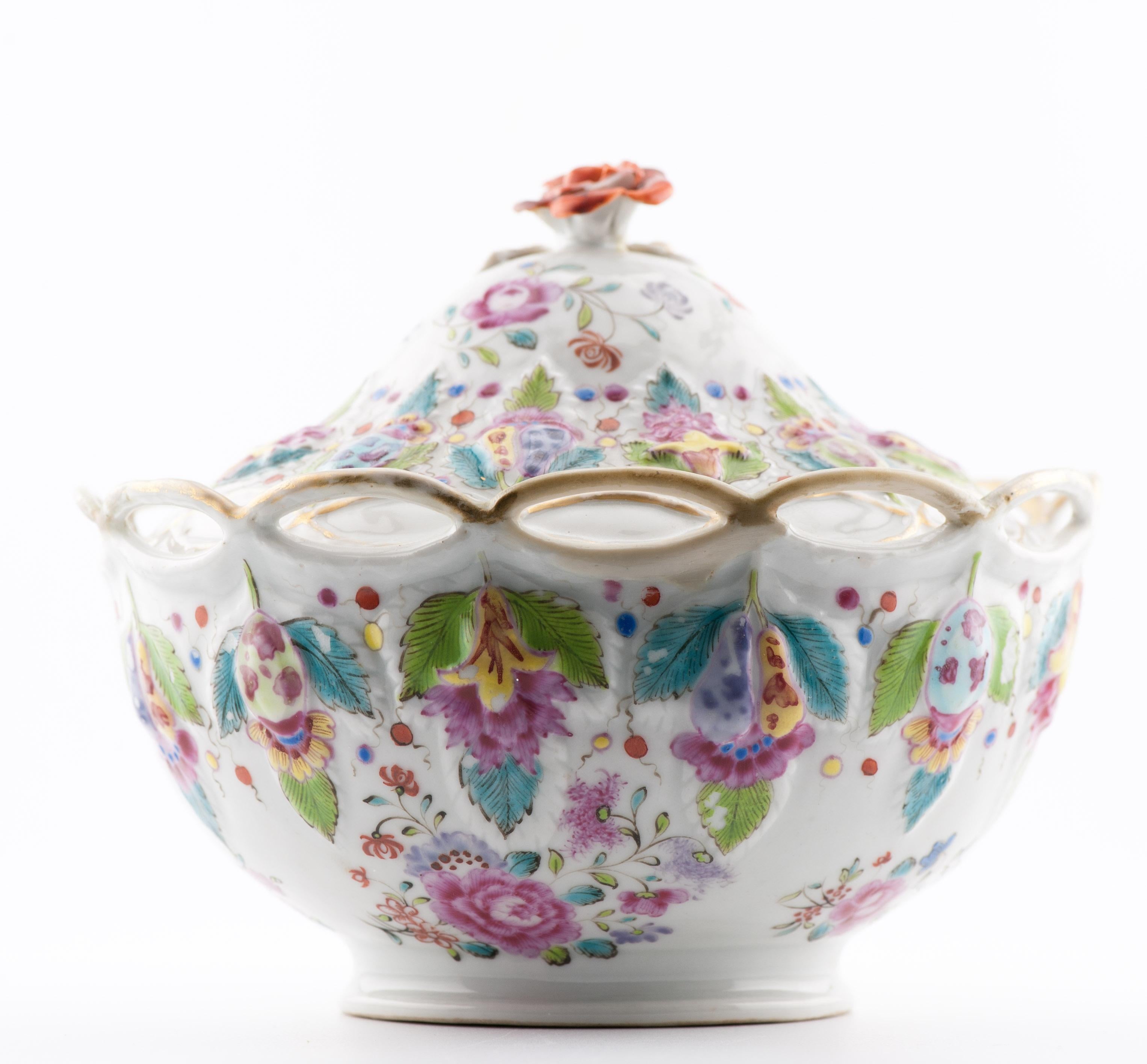 
EINE SELTENE OVALE TERRINE IM STIL DER FAMILLE ROSE MIT FRÜCHTEN UND BLÜTEN UND EINEM HOHEN GEWÖLBTEN DECKEL
Qianlong-Periode, ca. 1770-1780
Die tiefe ovale Schale mit einer durchbrochenen und geformten Seilwindung am leicht nach außen gewölbten