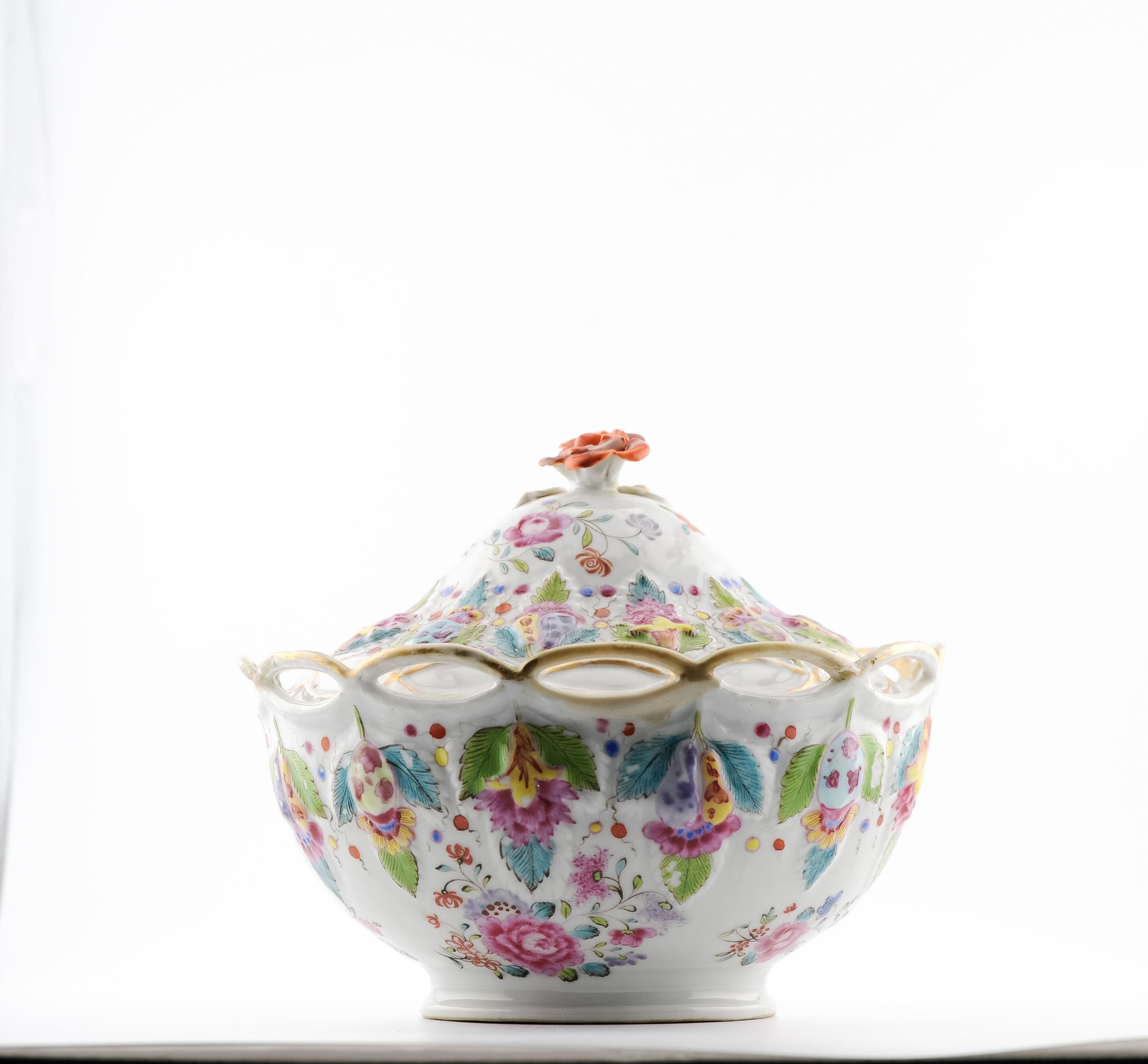 Antike chinesische FAMILLE ROSE 'FRUIT-AND-FESTOON MOLDED' OVAL TUREEN China, 18C (Qing-Dynastie) im Angebot