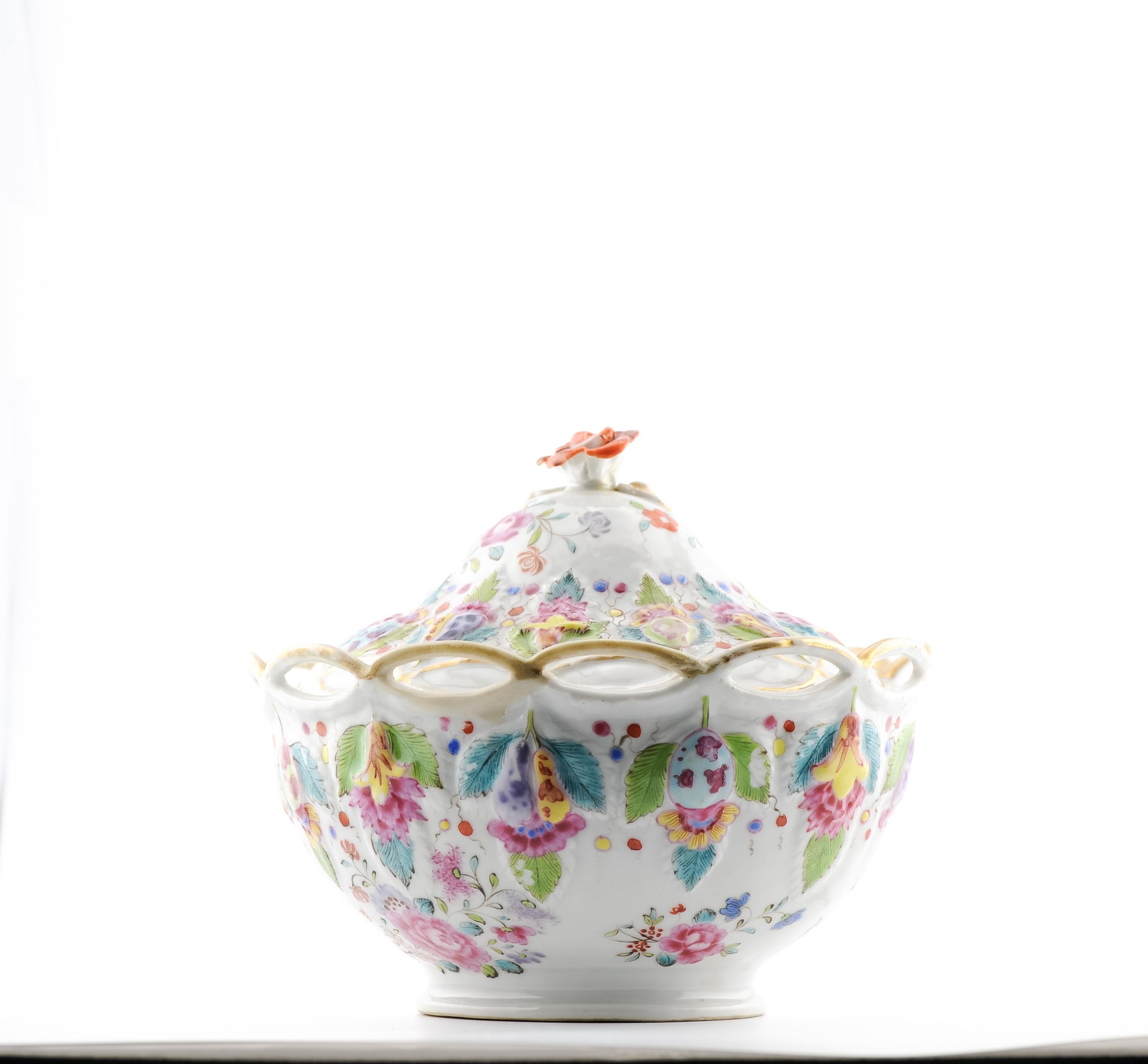 Antike chinesische FAMILLE ROSE 'FRUIT-AND-FESTOON MOLDED' OVAL TUREEN China, 18C im Zustand „Relativ gut“ im Angebot in Amsterdam, Noord Holland