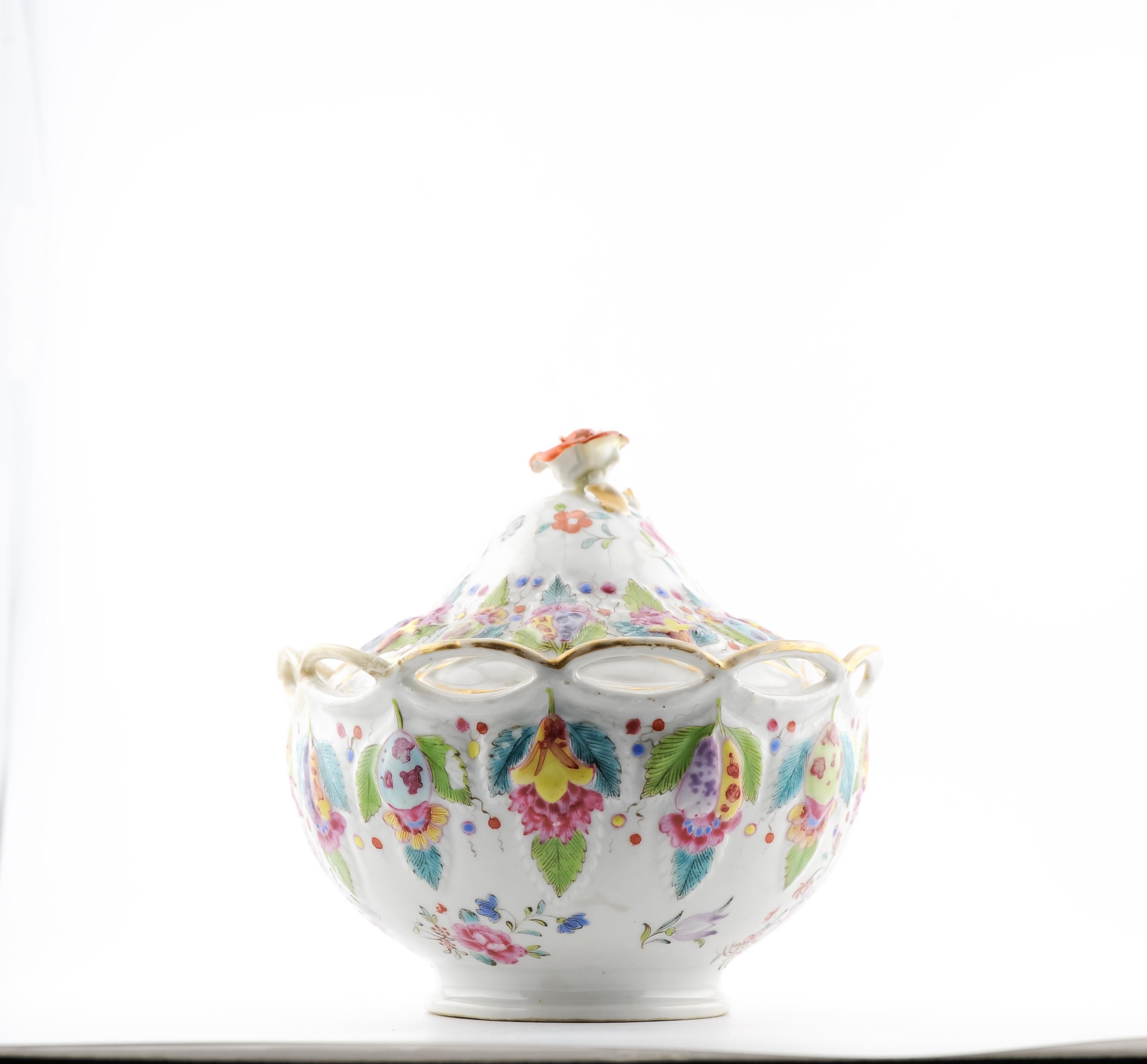 Antike chinesische FAMILLE ROSE 'FRUIT-AND-FESTOON MOLDED' OVAL TUREEN China, 18C (18. Jahrhundert und früher) im Angebot