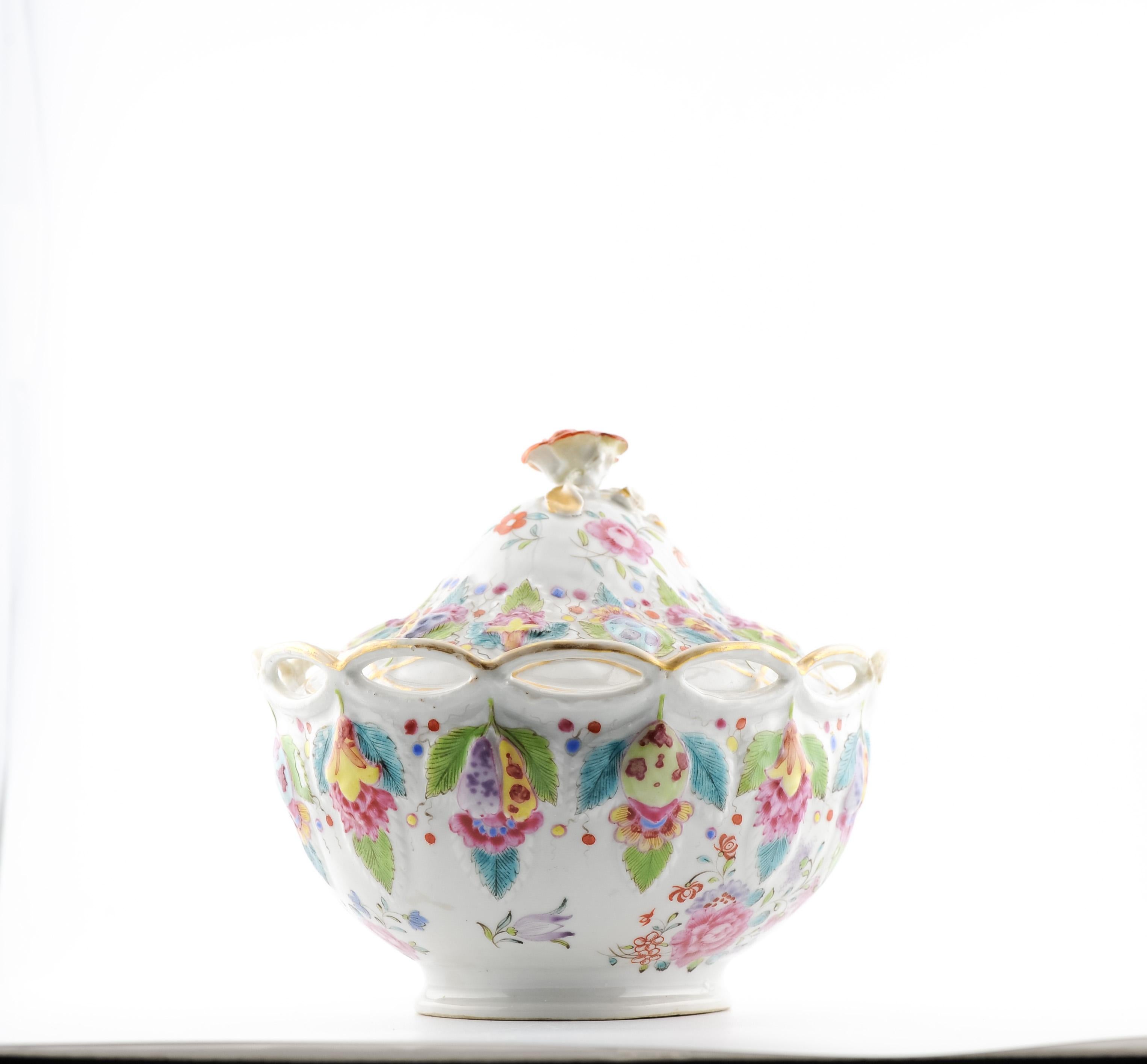 Antike chinesische FAMILLE ROSE 'FRUIT-AND-FESTOON MOLDED' OVAL TUREEN China, 18C (Porzellan) im Angebot