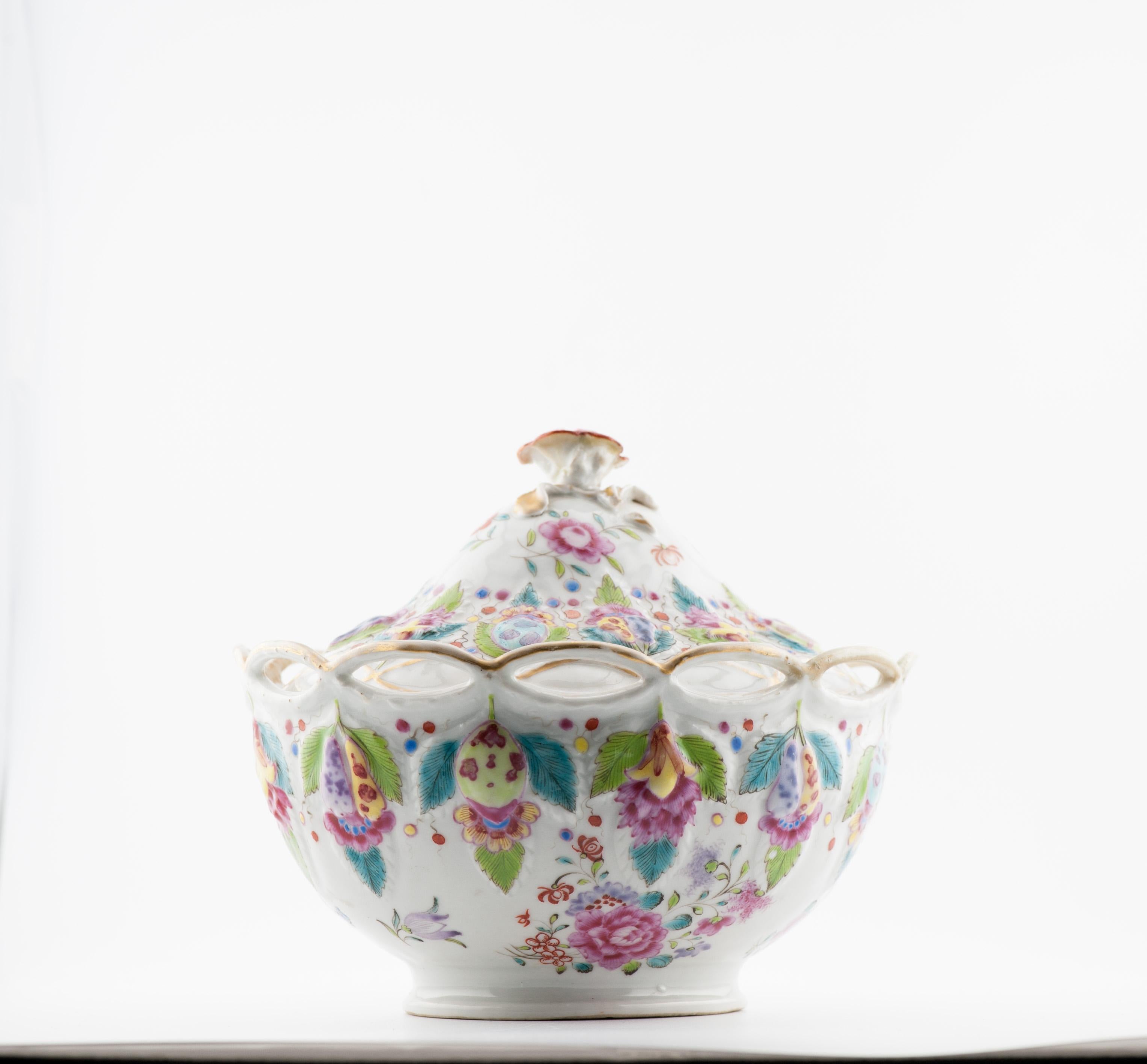 Antike chinesische FAMILLE ROSE 'FRUIT-AND-FESTOON MOLDED' OVAL TUREEN China, 18C im Angebot 1