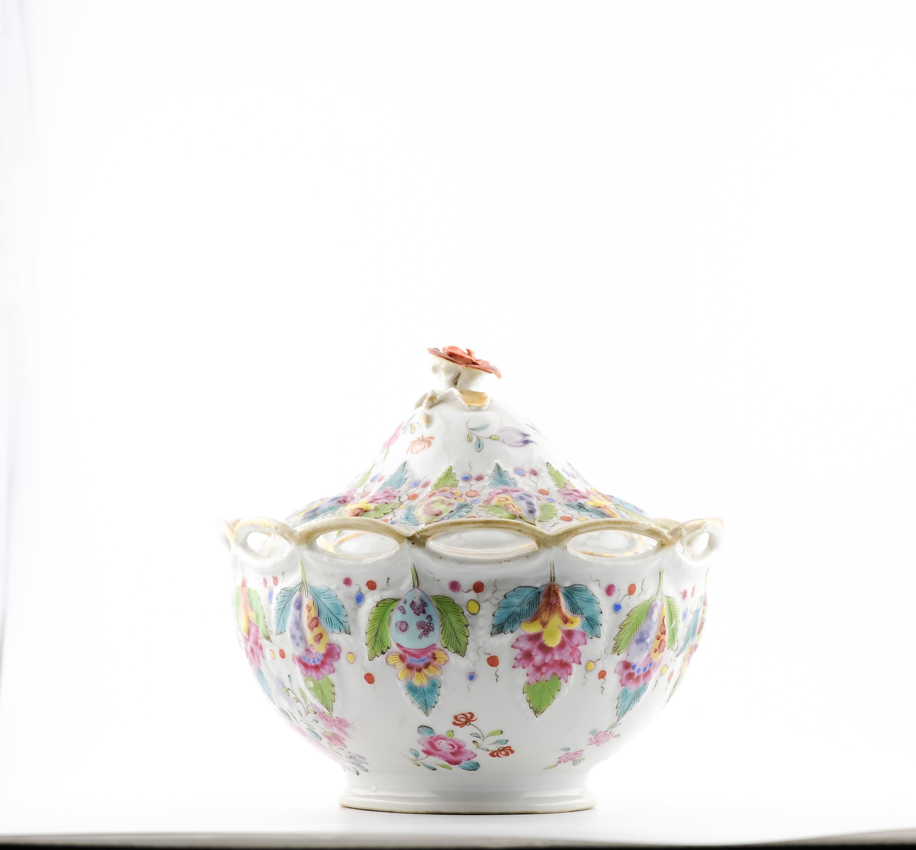 Antike chinesische FAMILLE ROSE 'FRUIT-AND-FESTOON MOLDED' OVAL TUREEN China, 18C im Angebot 3