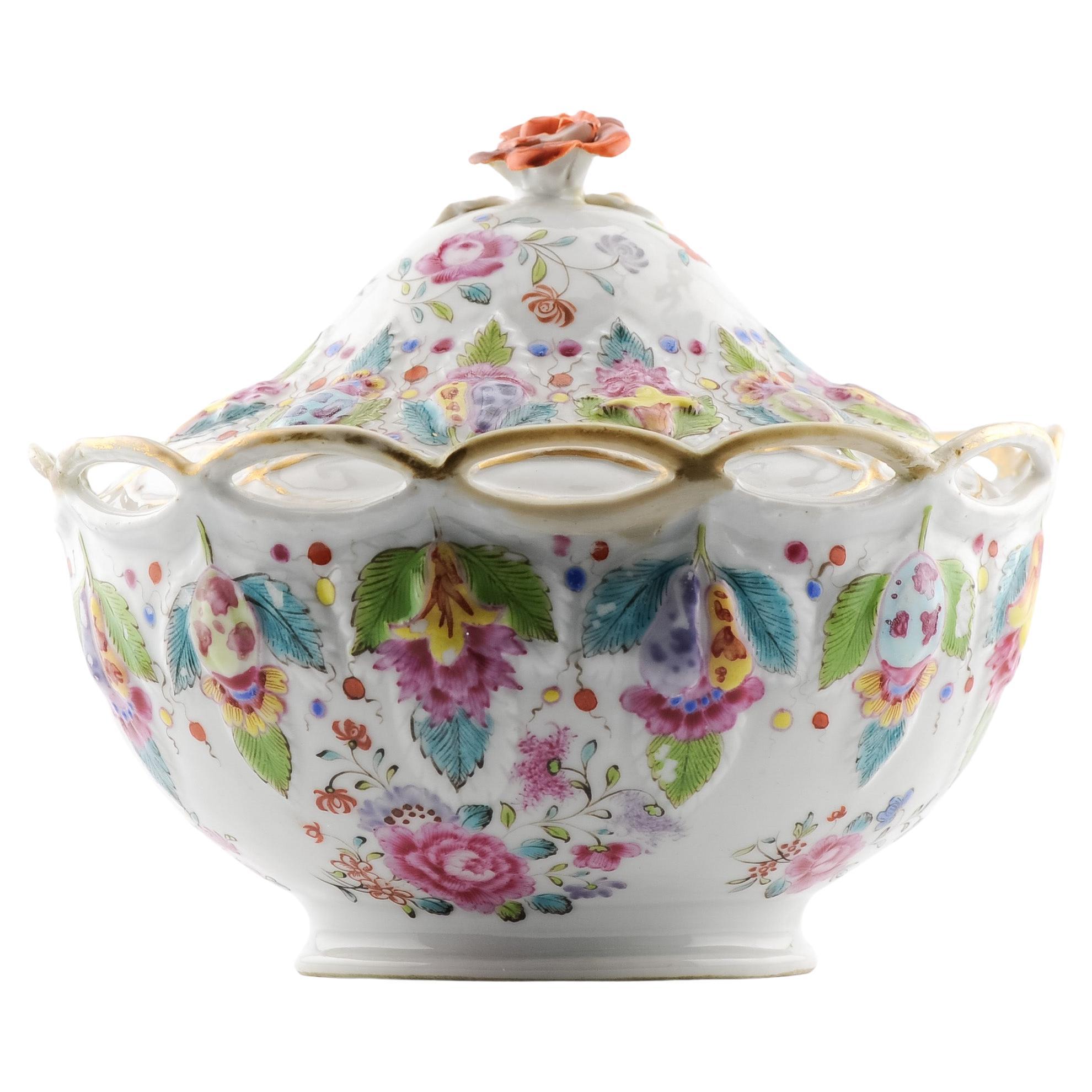 Turquoise ovale chinoise d'antiquités FAMILLE ROSE du 18e siècle « FRUIT-AND-FESTOON MOLDED »