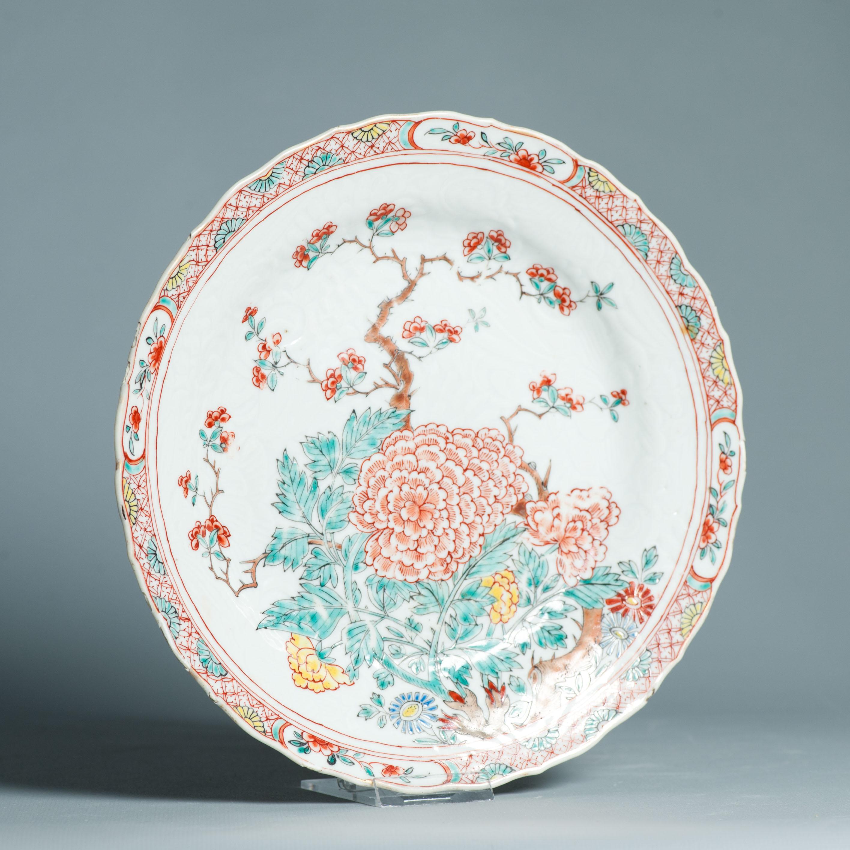 

Nous partageons avec vous cette assiette creuse inhabituelle décorée à la hollandaise. Le plat lui-même est une assiette en porcelaine blanche de la période Kangxi, vers 1700-1720. Avec également une décoration de fleurs anhua. La peinture est un