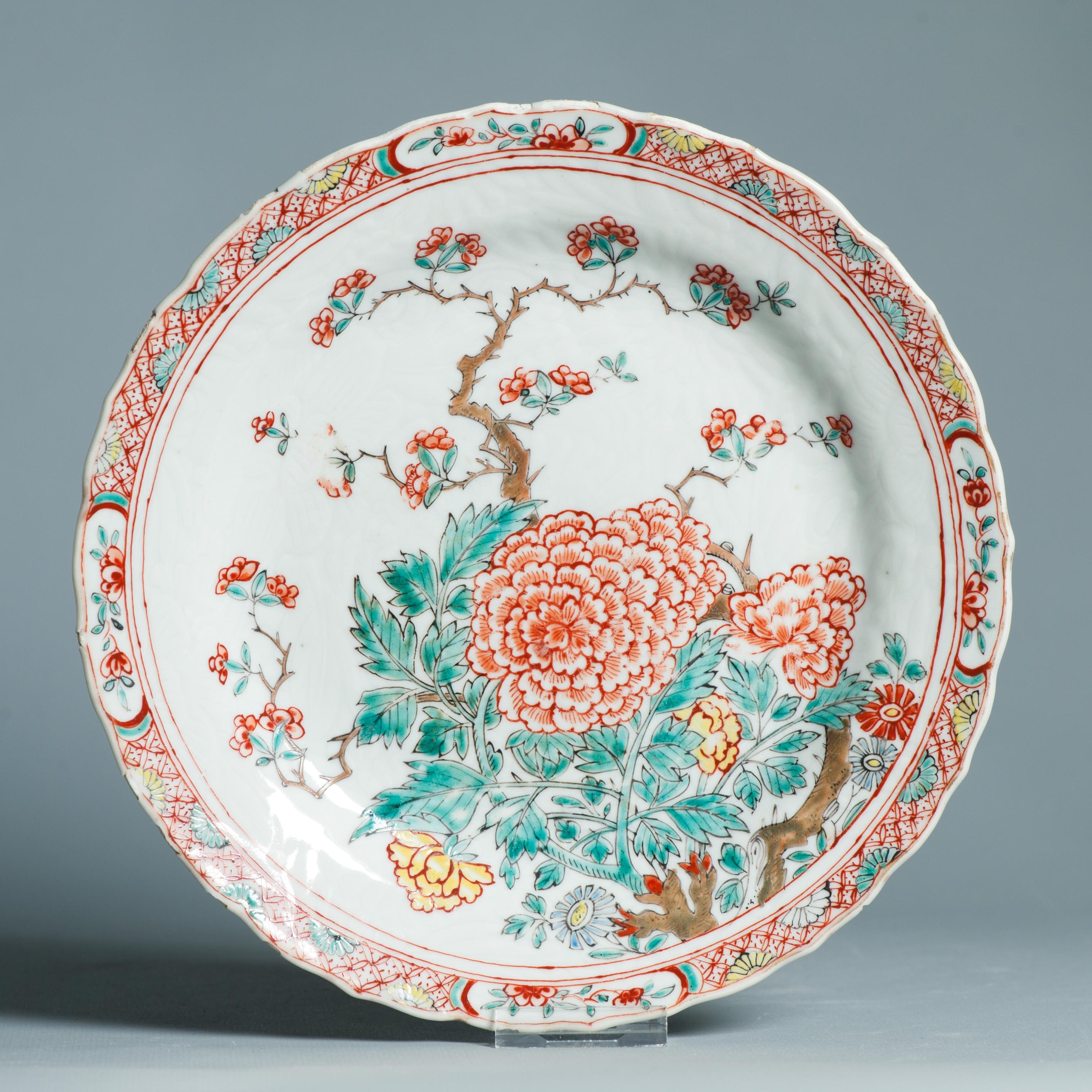 

Condividiamo con te questo insolito piatto profondo decorato in stile olandese. Il piatto in sé è un piatto di porcellana bianca del periodo Kangxi, circa 1700-1720. Con decorazione floreale anhua. Il dipinto è una smaltatura olandese del