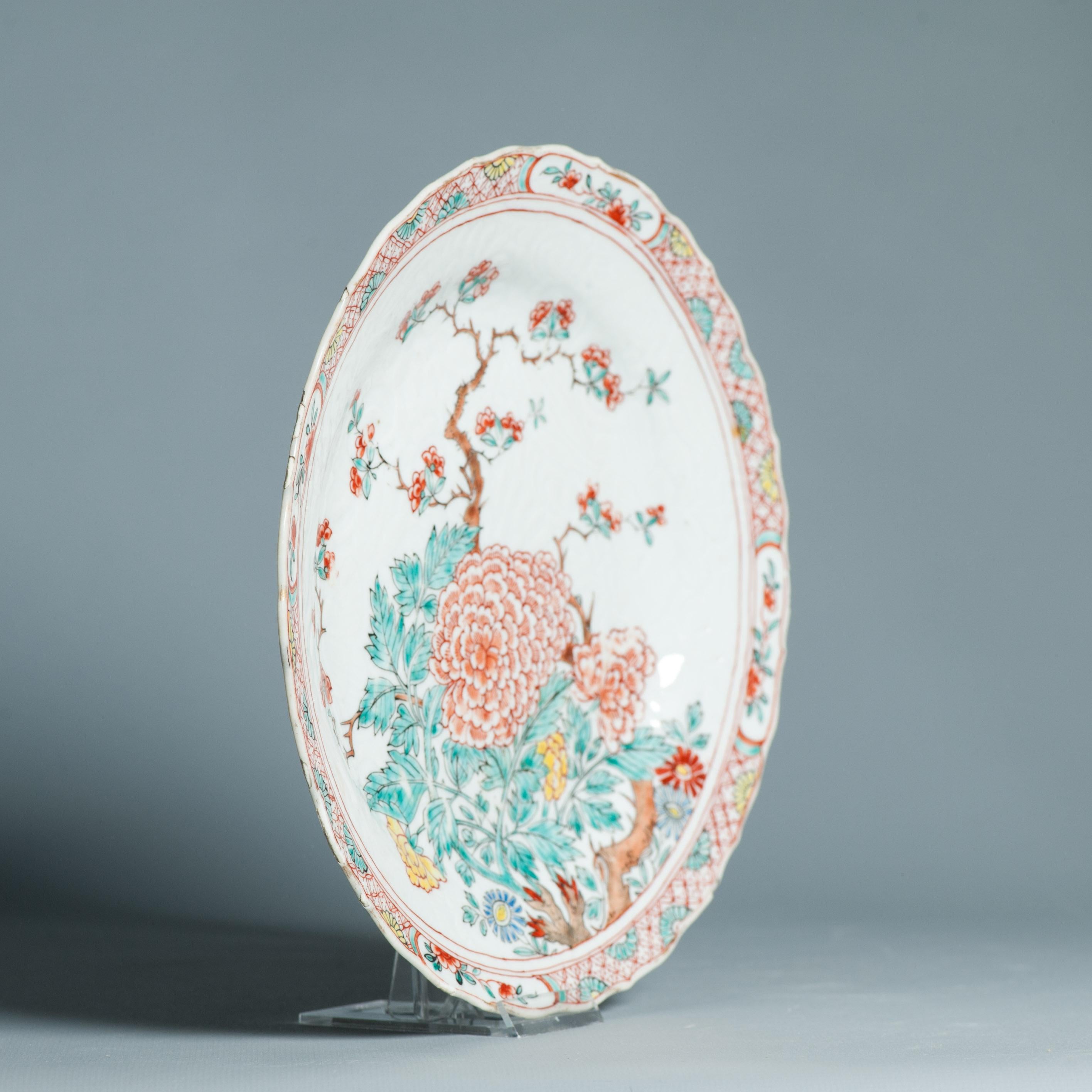 XVIIIe siècle et antérieur Plat en porcelaine chinoise antique 18C Amsterdam Bont Anhua Fleurs Qing en vente