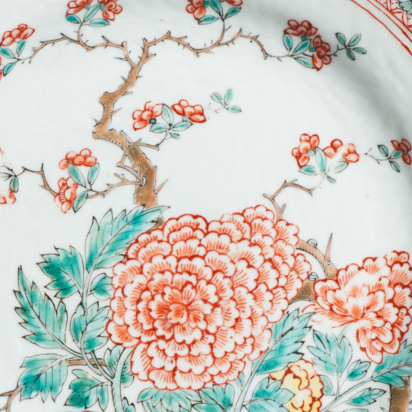Fino al XVIII secolo Antico piatto di porcellana cinese del XVIII secolo Amsterdam Bont Anhua Flowers Qing