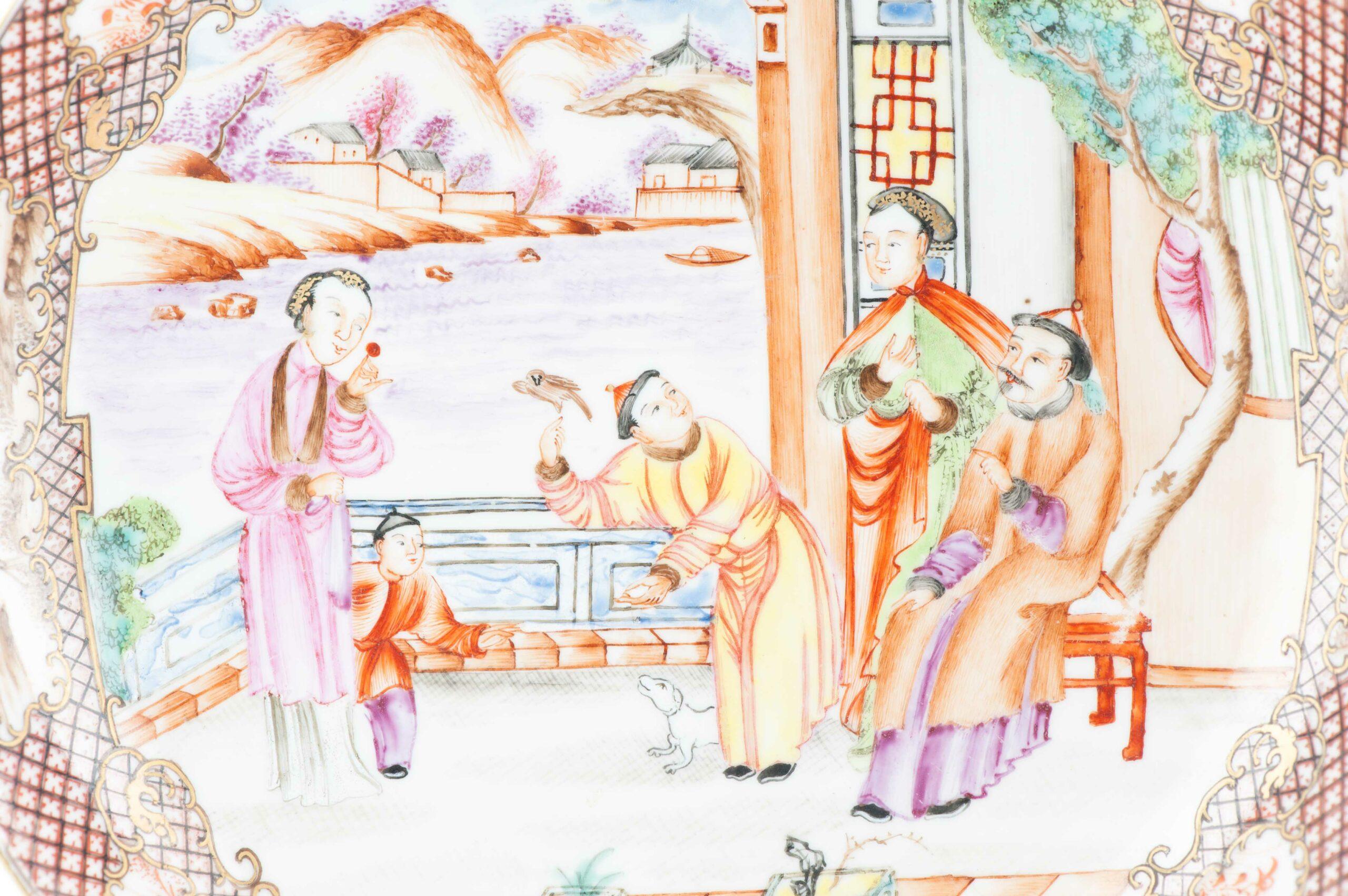 Antico piatto di porcellana cinese del 18° secolo China Rose Antiques Figural Mandarin Rose Qianlong in vendita 3