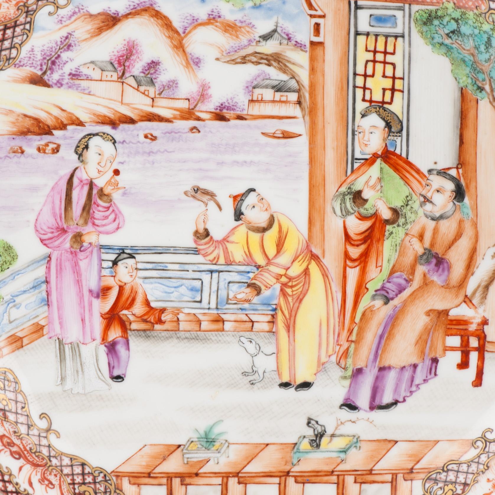 Antico piatto di porcellana cinese del 18° secolo China Rose Antiques Figural Mandarin Rose Qianlong in vendita 8