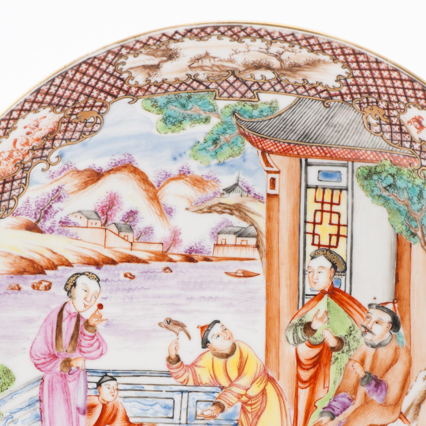 Qing Antico piatto di porcellana cinese del 18° secolo China Rose Antiques Figural Mandarin Rose Qianlong in vendita