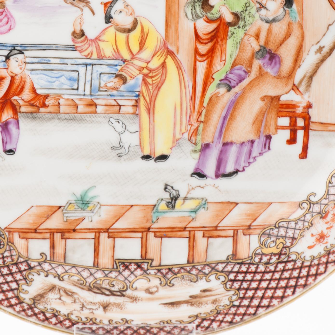 Cinese Antico piatto di porcellana cinese del 18° secolo China Rose Antiques Figural Mandarin Rose Qianlong in vendita