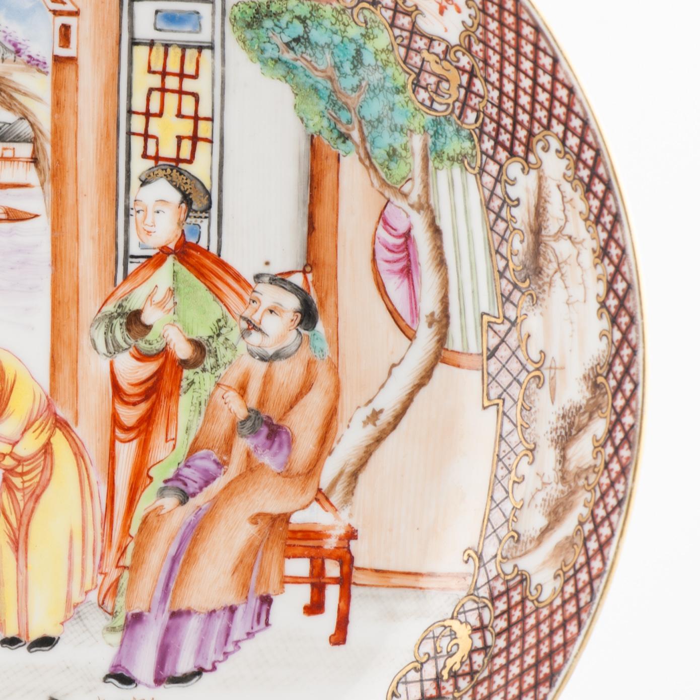 Porcellana Antico piatto di porcellana cinese del 18° secolo China Rose Antiques Figural Mandarin Rose Qianlong in vendita