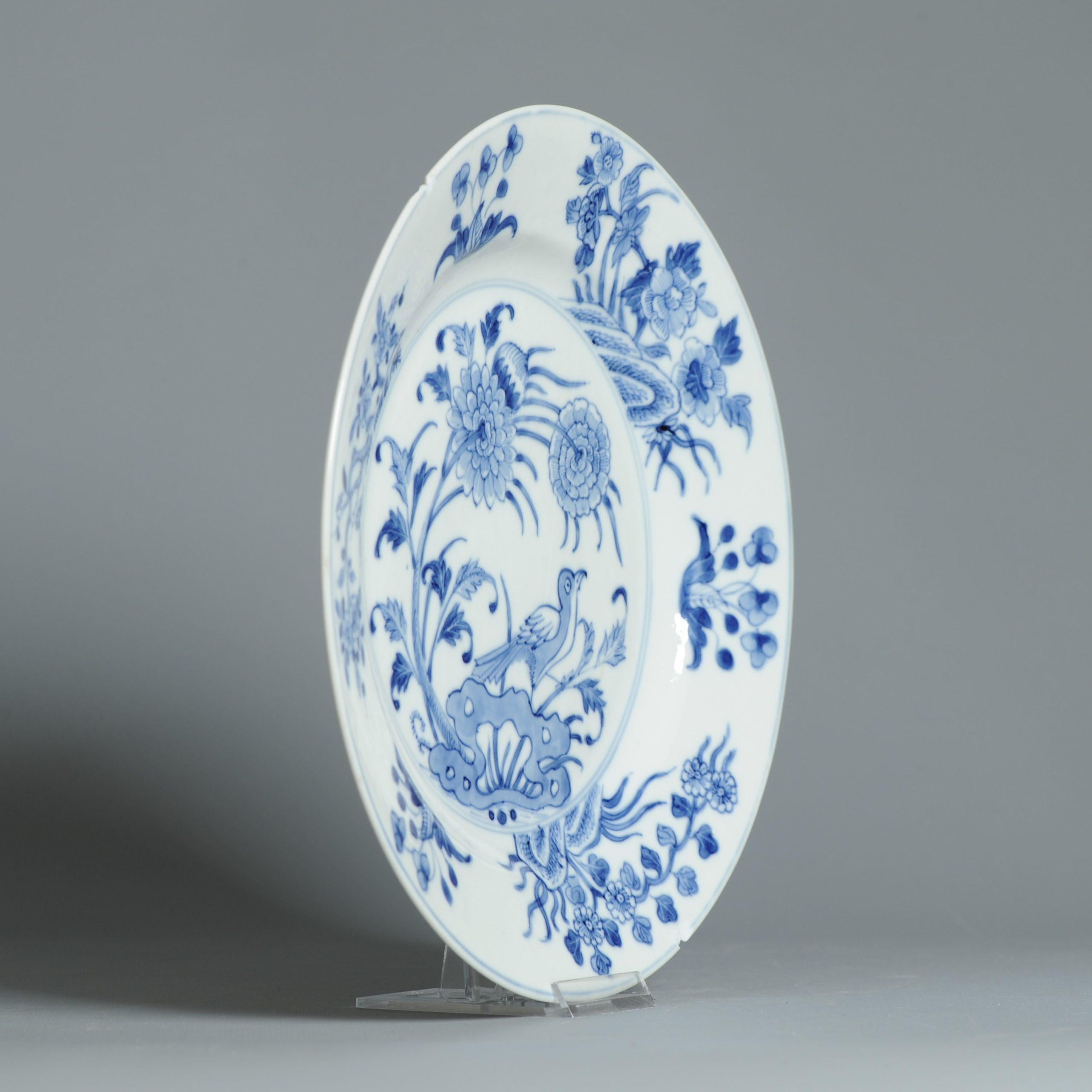 Ancien plat en porcelaine chinoise 18C avec scène de fleurs bleu cobalt en vente 4