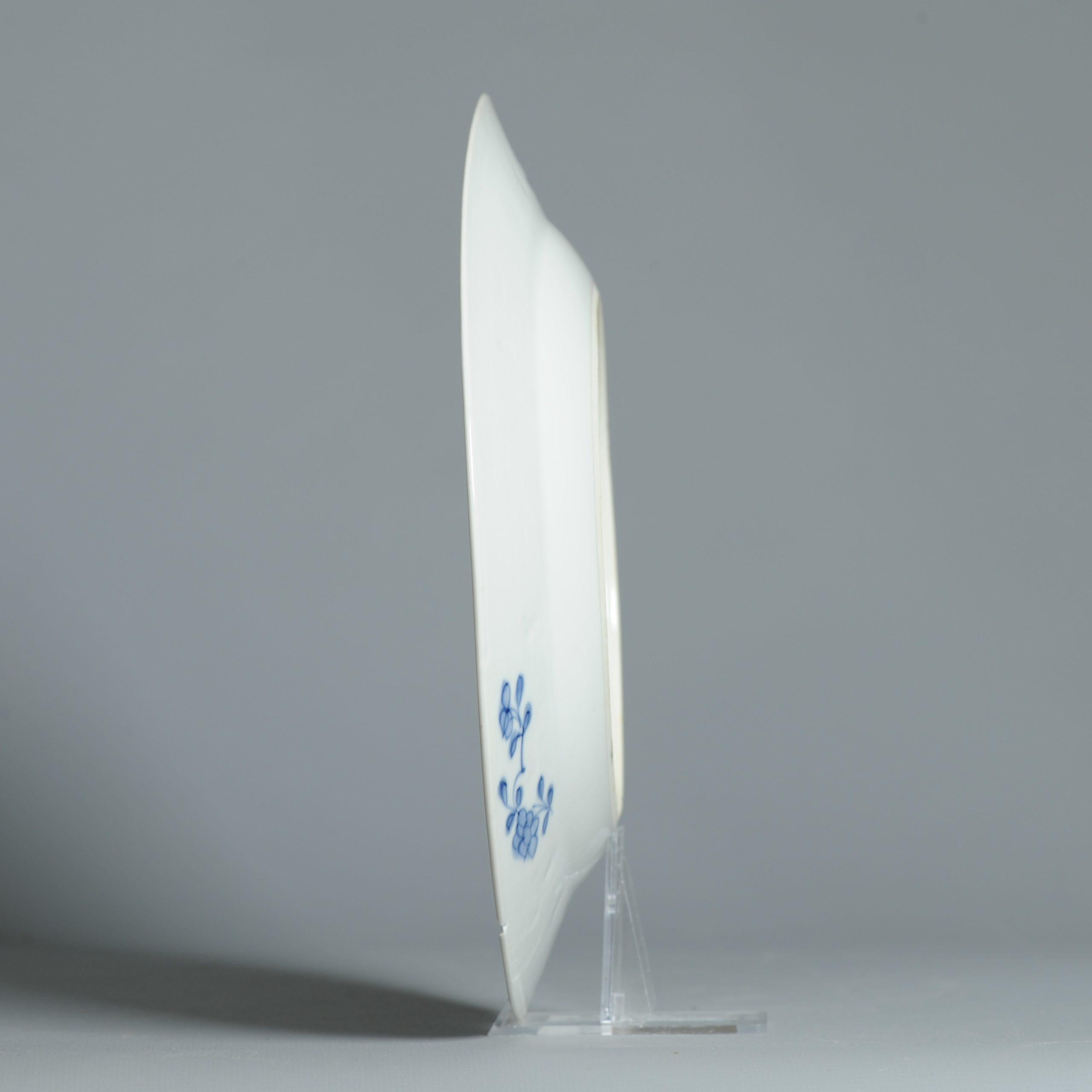 Ancien plat en porcelaine chinoise 18C avec scène de fleurs bleu cobalt en vente 5