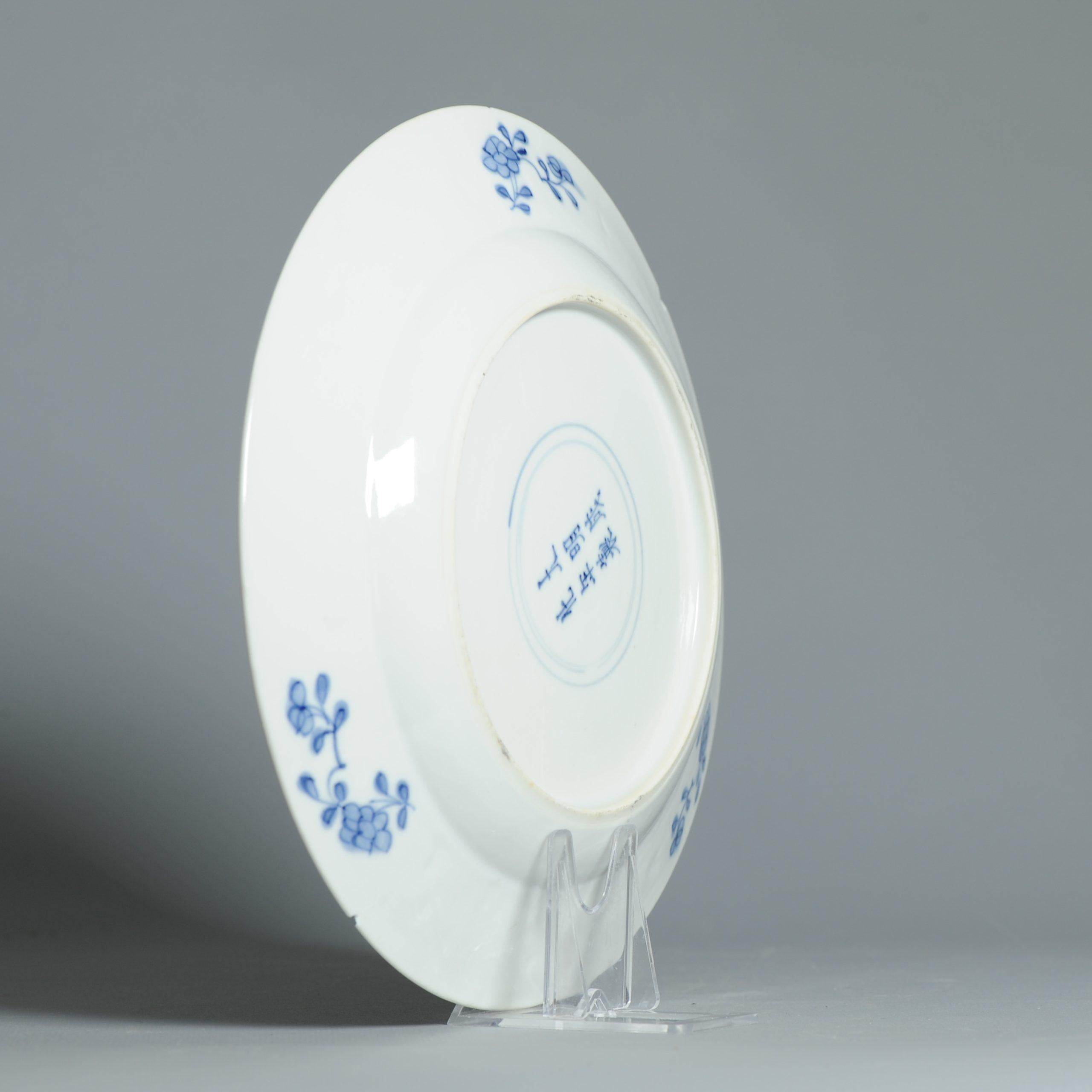 Qing Ancien plat en porcelaine chinoise 18C avec scène de fleurs bleu cobalt en vente