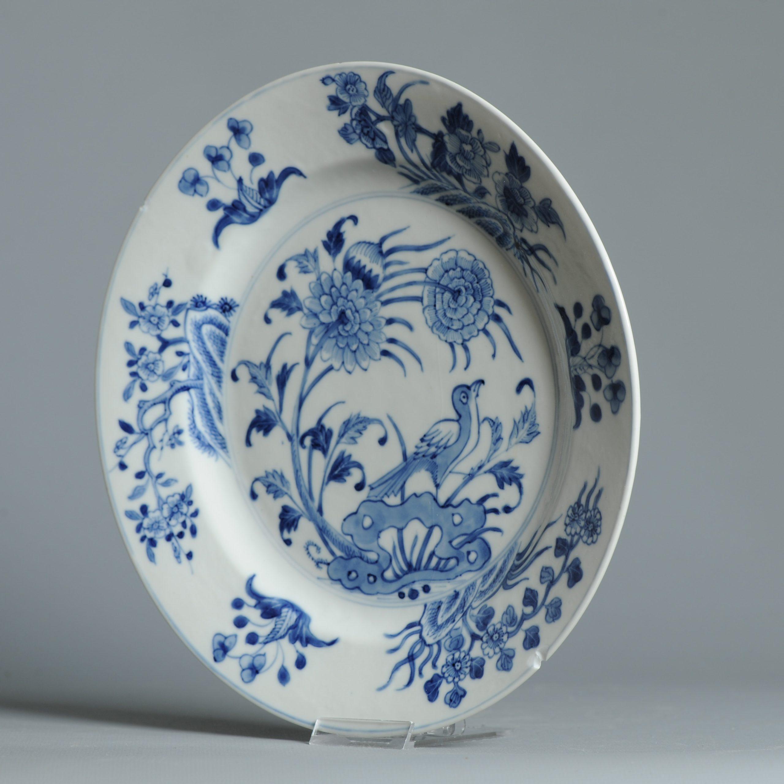 Chinois Ancien plat en porcelaine chinoise 18C avec scène de fleurs bleu cobalt en vente