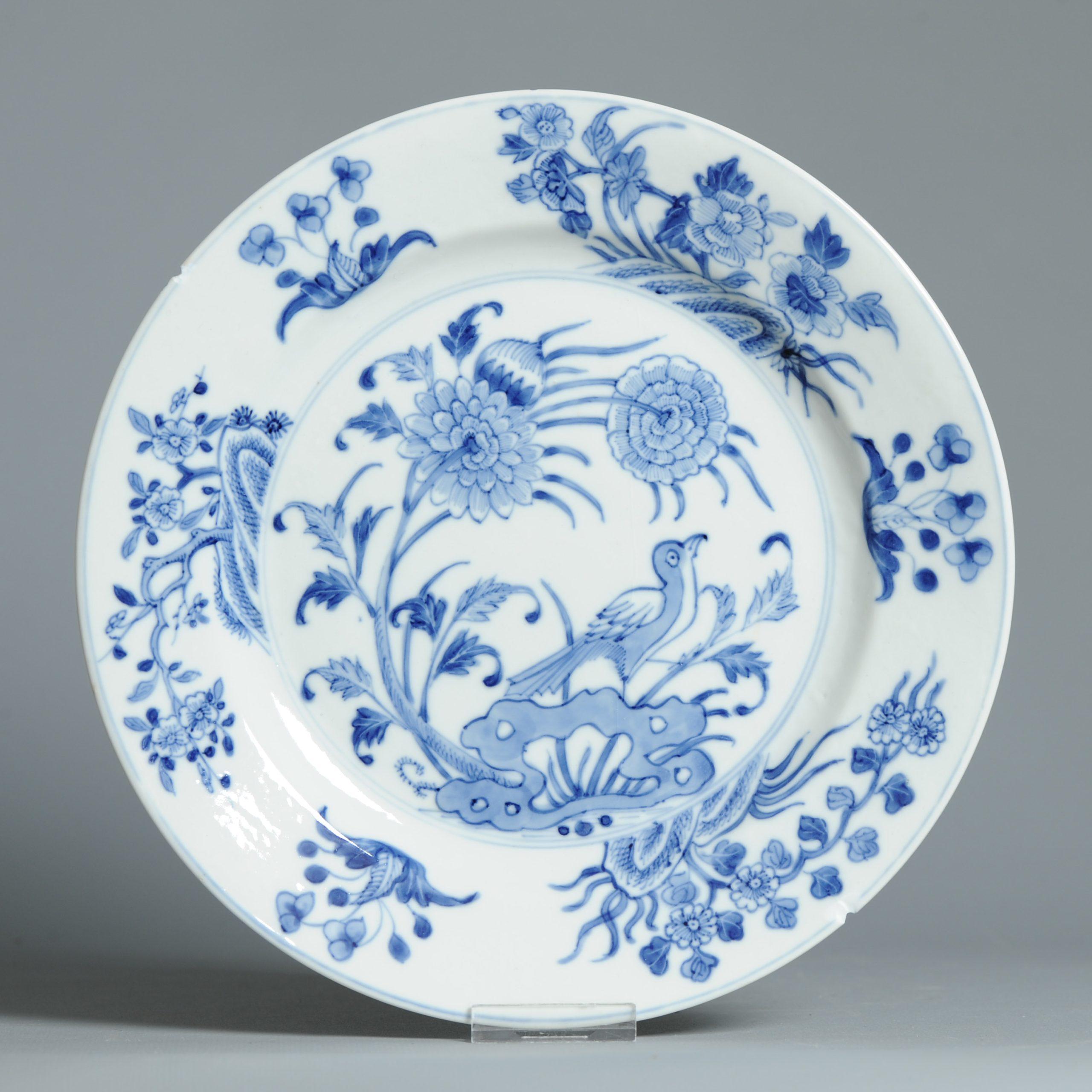 Ancien plat en porcelaine chinoise 18C avec scène de fleurs bleu cobalt État moyen - En vente à Amsterdam, Noord Holland