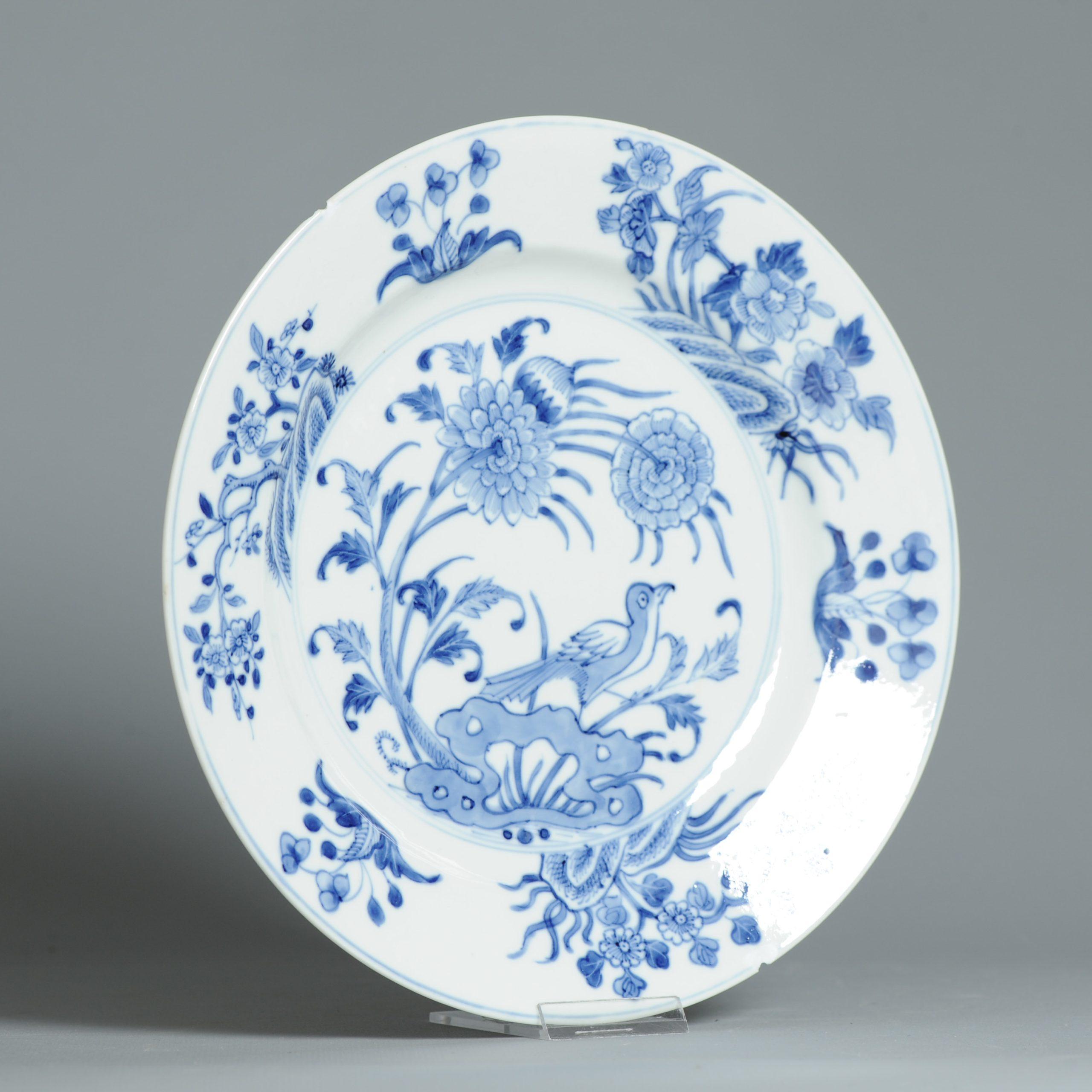 XVIIIe siècle et antérieur Ancien plat en porcelaine chinoise 18C avec scène de fleurs bleu cobalt en vente
