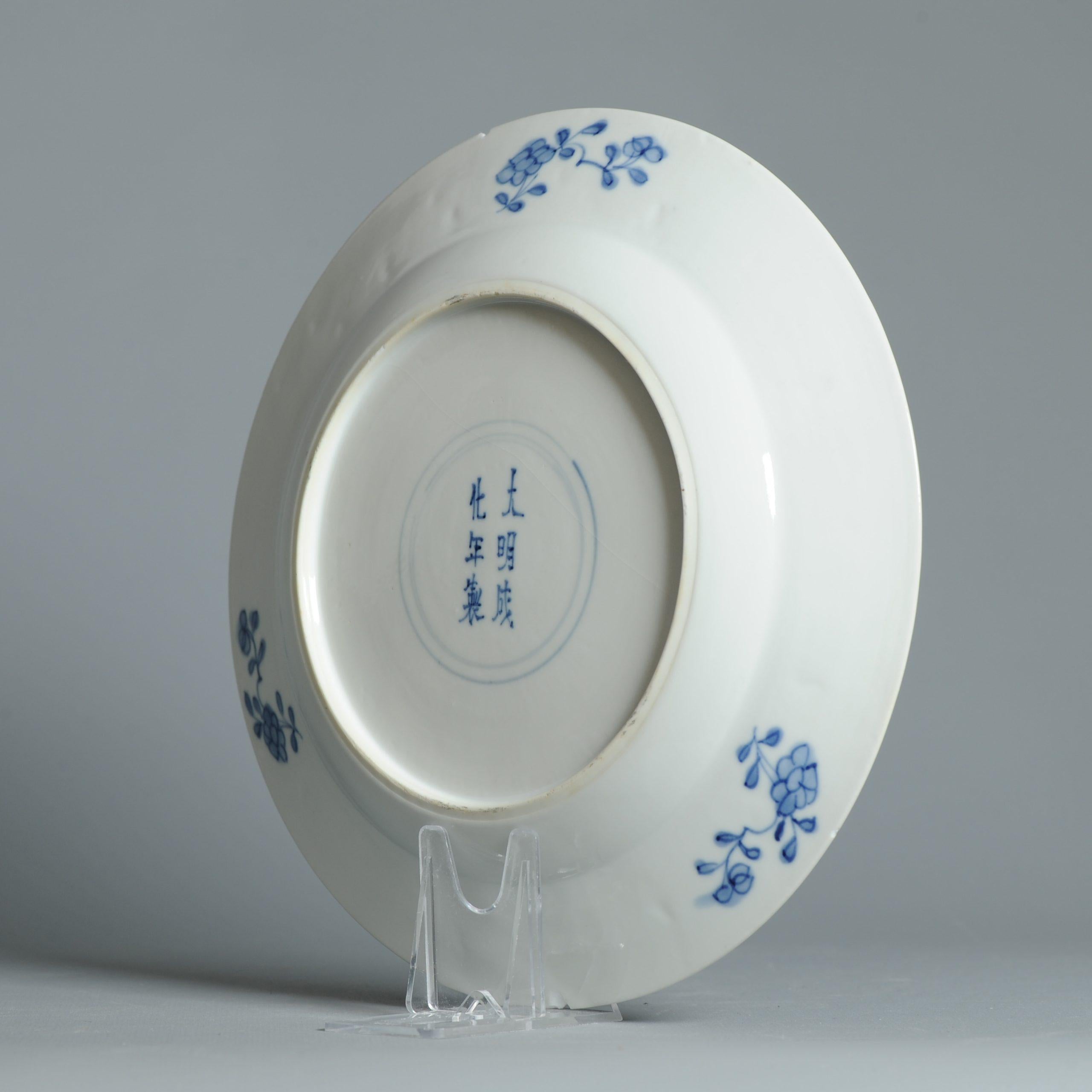 Porcelaine Ancien plat en porcelaine chinoise 18C avec scène de fleurs bleu cobalt en vente