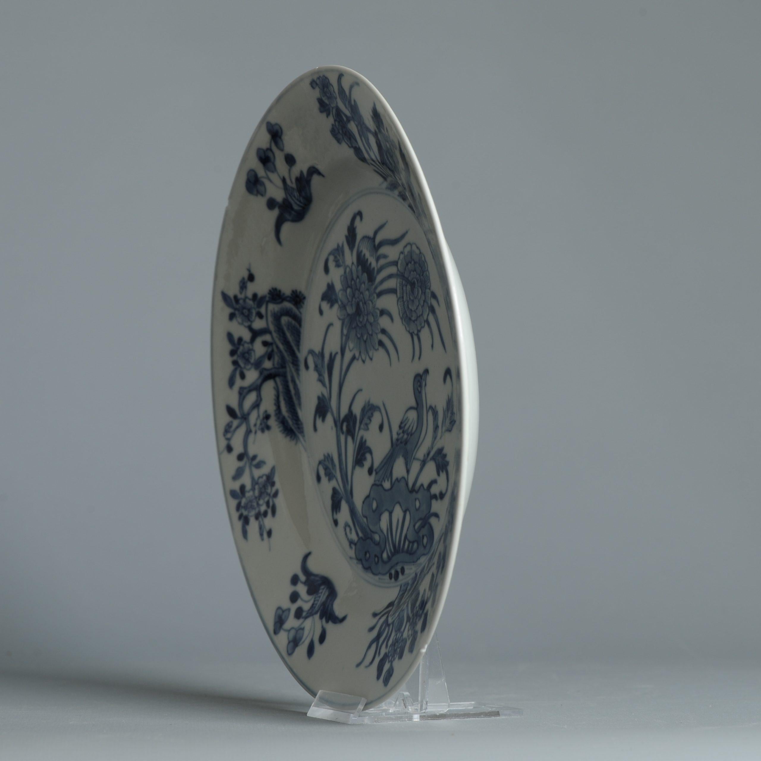Ancien plat en porcelaine chinoise 18C avec scène de fleurs bleu cobalt en vente 2