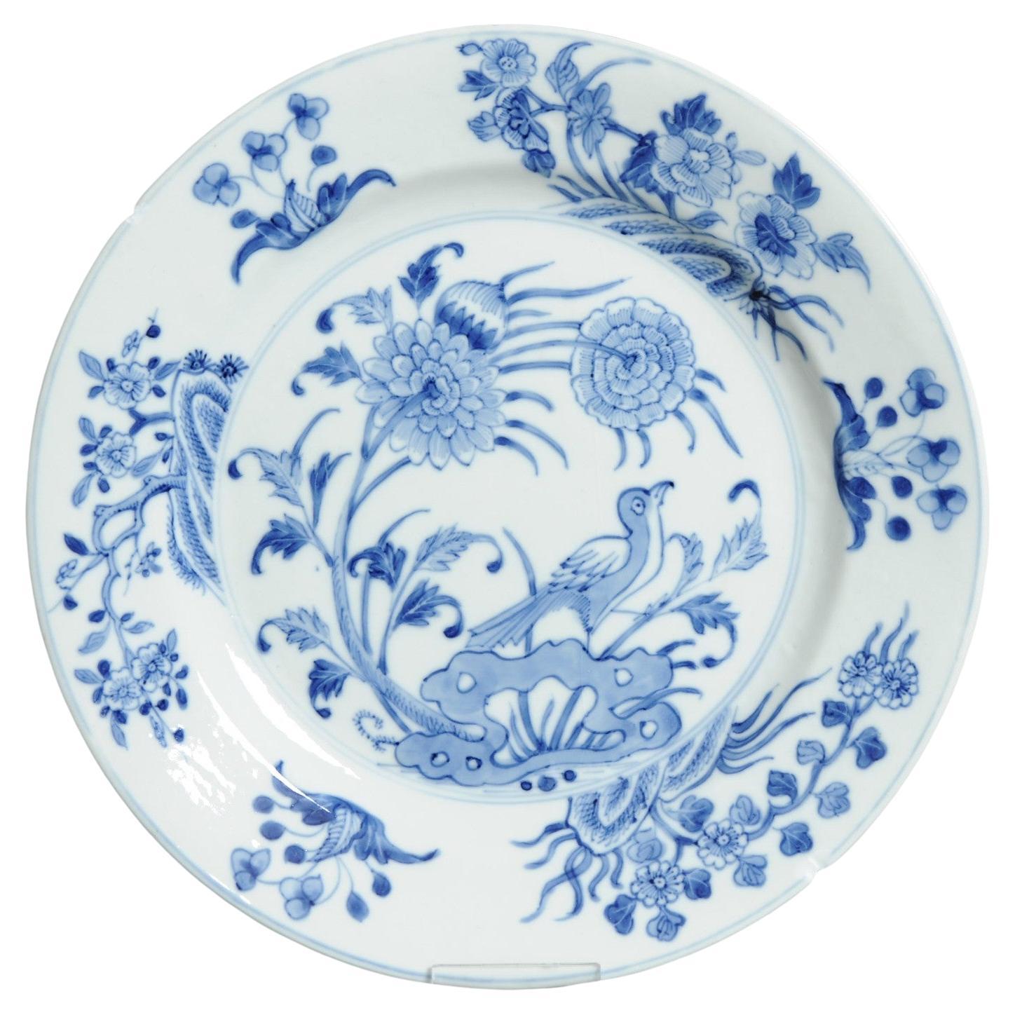 Ancien plat en porcelaine chinoise 18C avec scène de fleurs bleu cobalt en vente