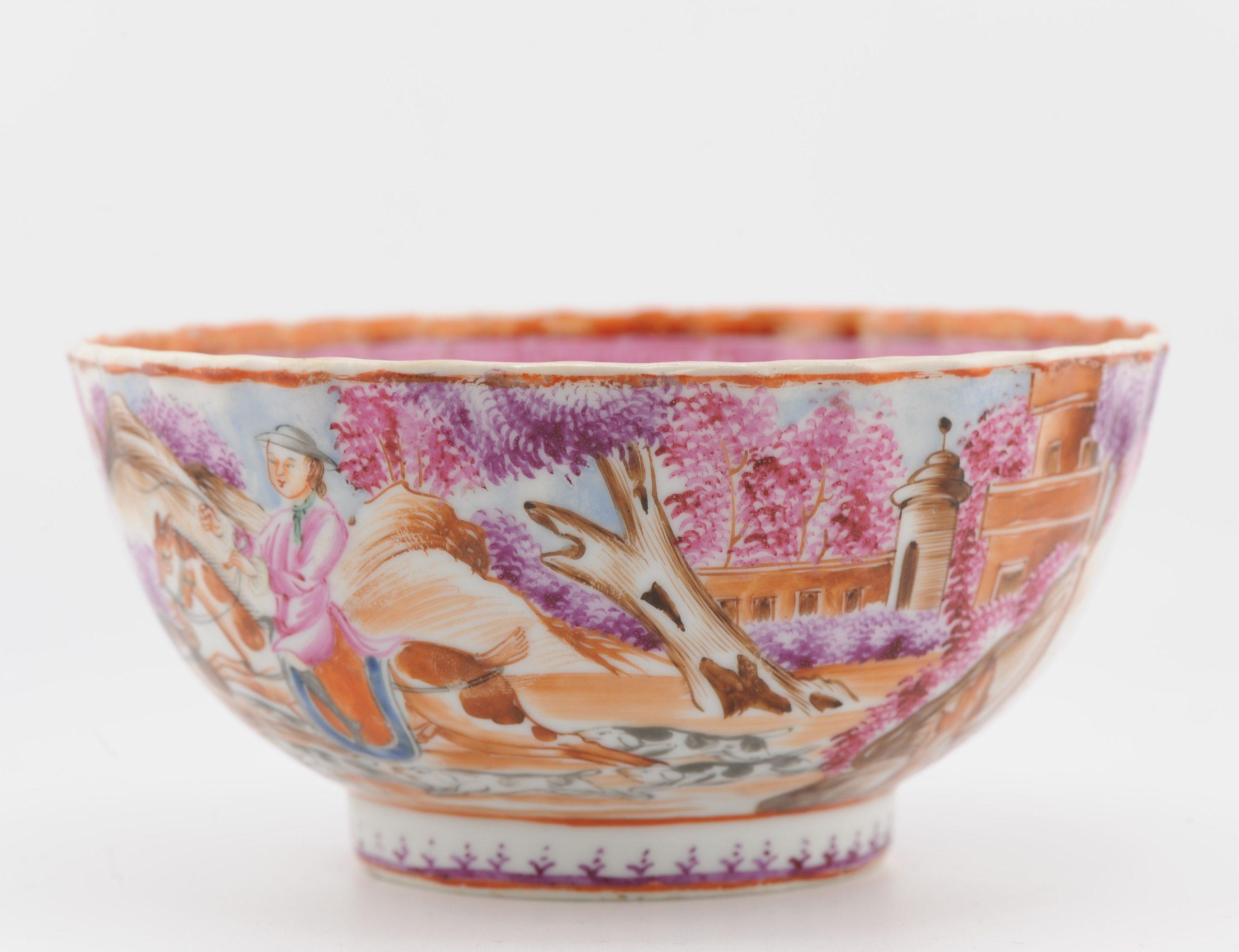 Un cuenco de porcelana china de exportación
Periodo Qianlong
Fantástica decoración Famille Rose
Tema europeo de caza. En la escena aparecen cazadores a caballo y perros persiguiendo animales no identificados.


Condición
3 líneas desde el borde.