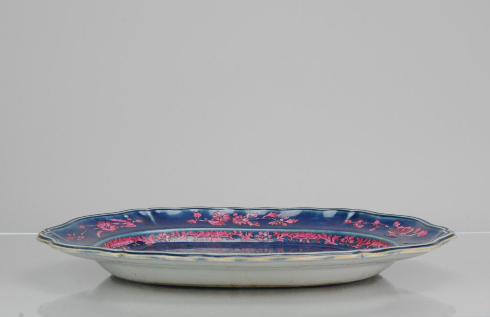 Piatto da portata grande del XVIII secolo in porcellana cinese Qing con fondo blu e rosa in vendita 4